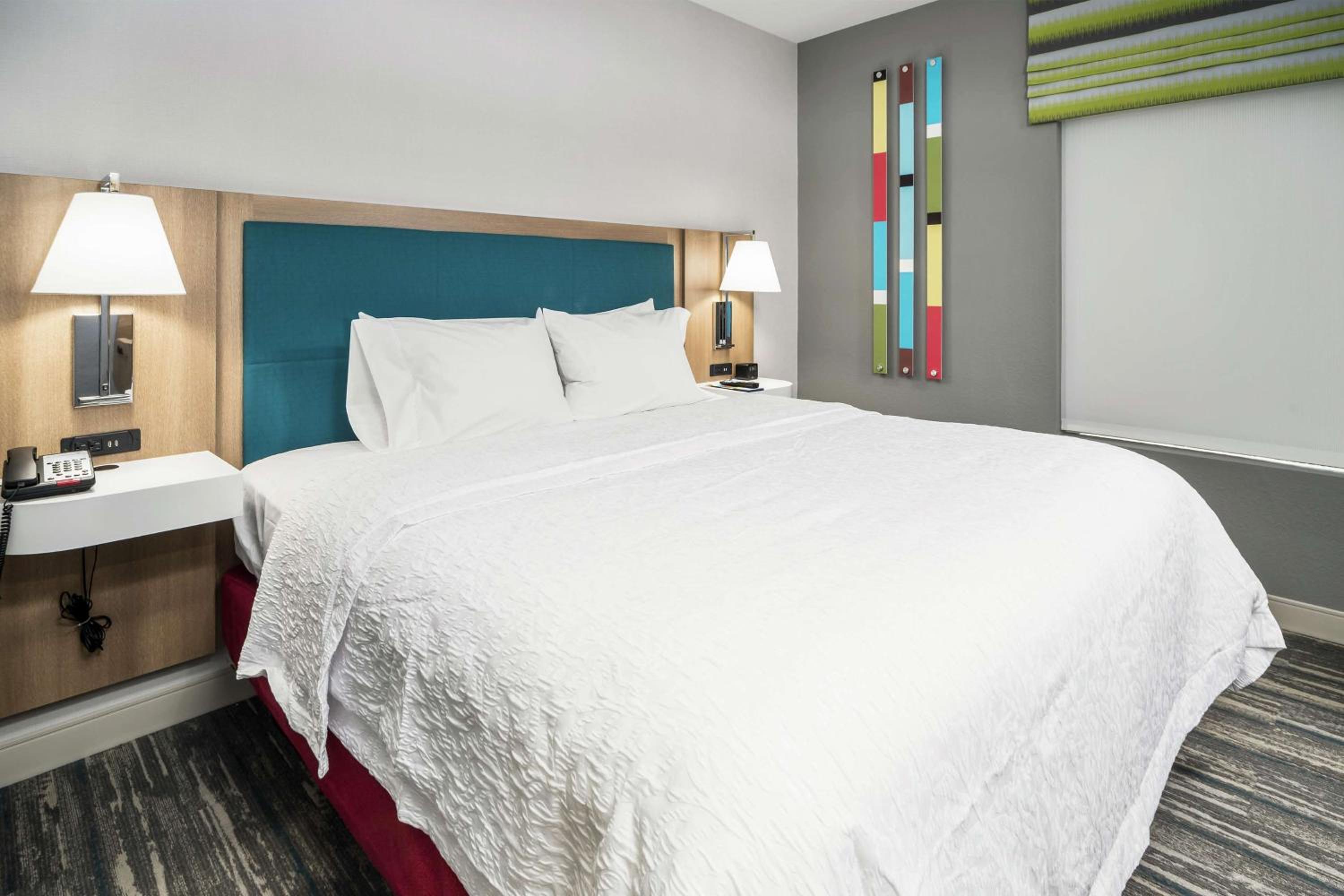 King Room with King Bed - Non-Smoking - Photo 3
