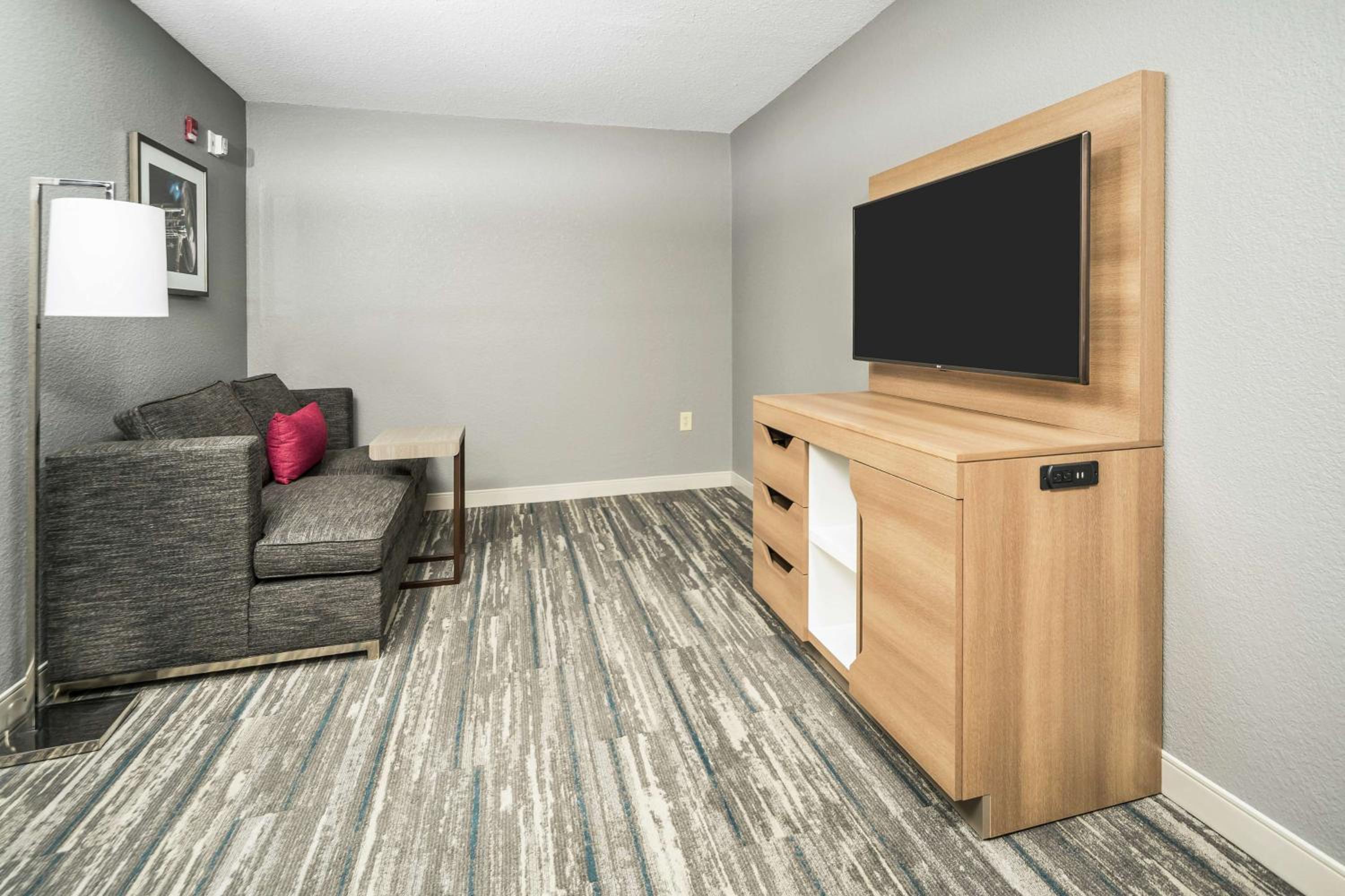 One-Bedroom King Suite with Sofa Bed - Non-Smoking - Photo 4