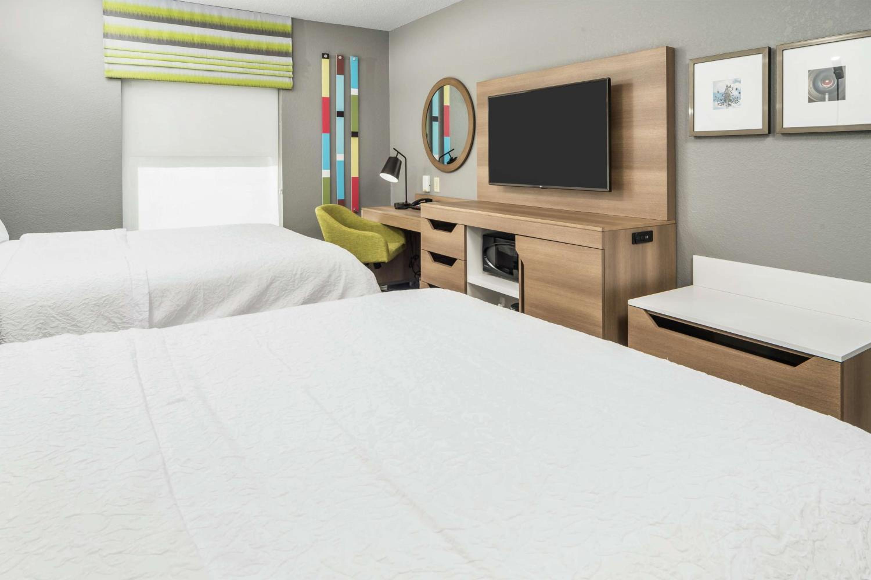 Room with Two Queen Beds - Non-Smoking - Photo 4