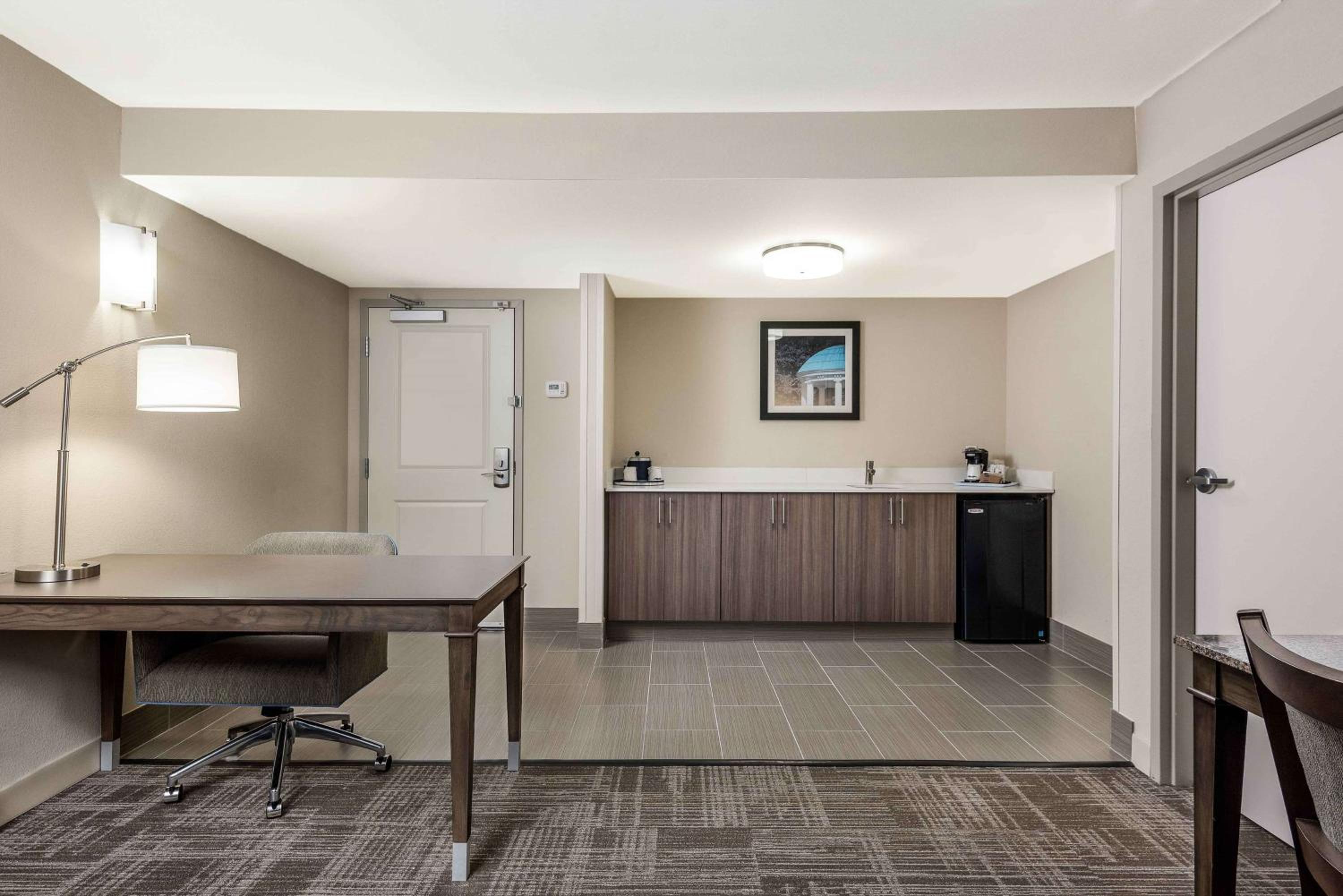 One-Bedroom Queen Suite with Two Queen Beds - Non-Smoking