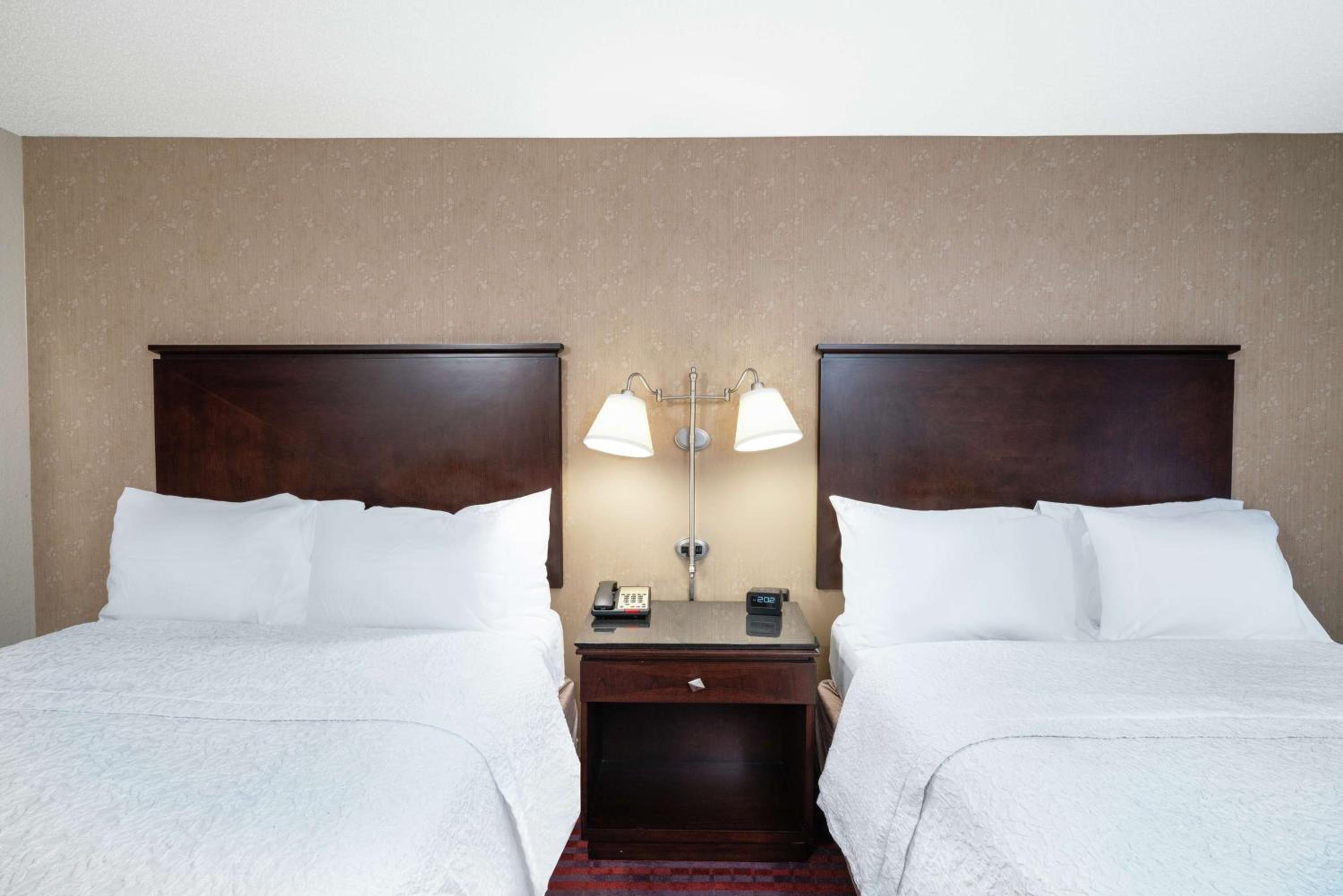 Room with Two Queen Beds - Non-Smoking - Photo 5