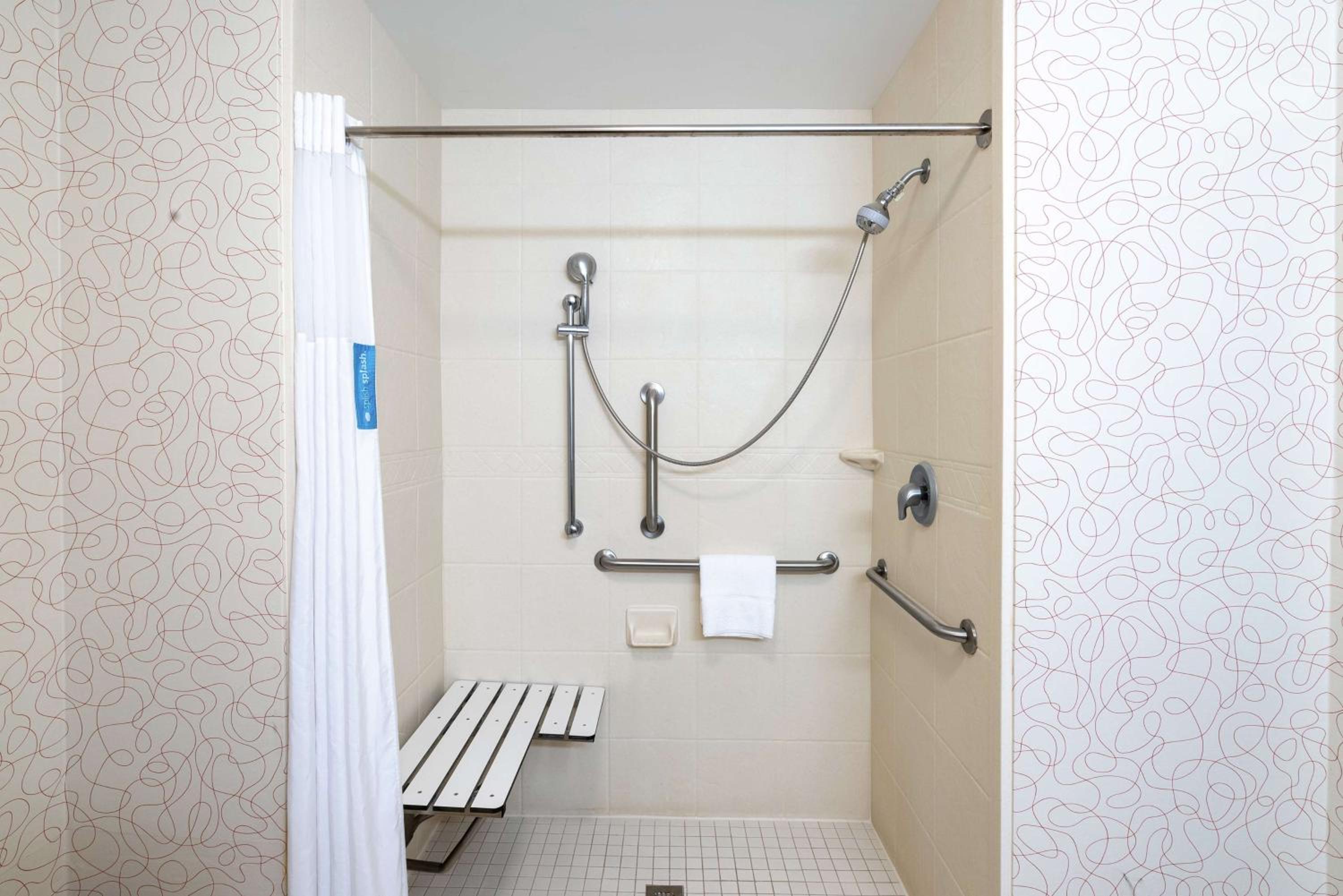 King Room with Roll-In Shower - Mobility and Hearing Access/Non-Smoking - Photo 2
