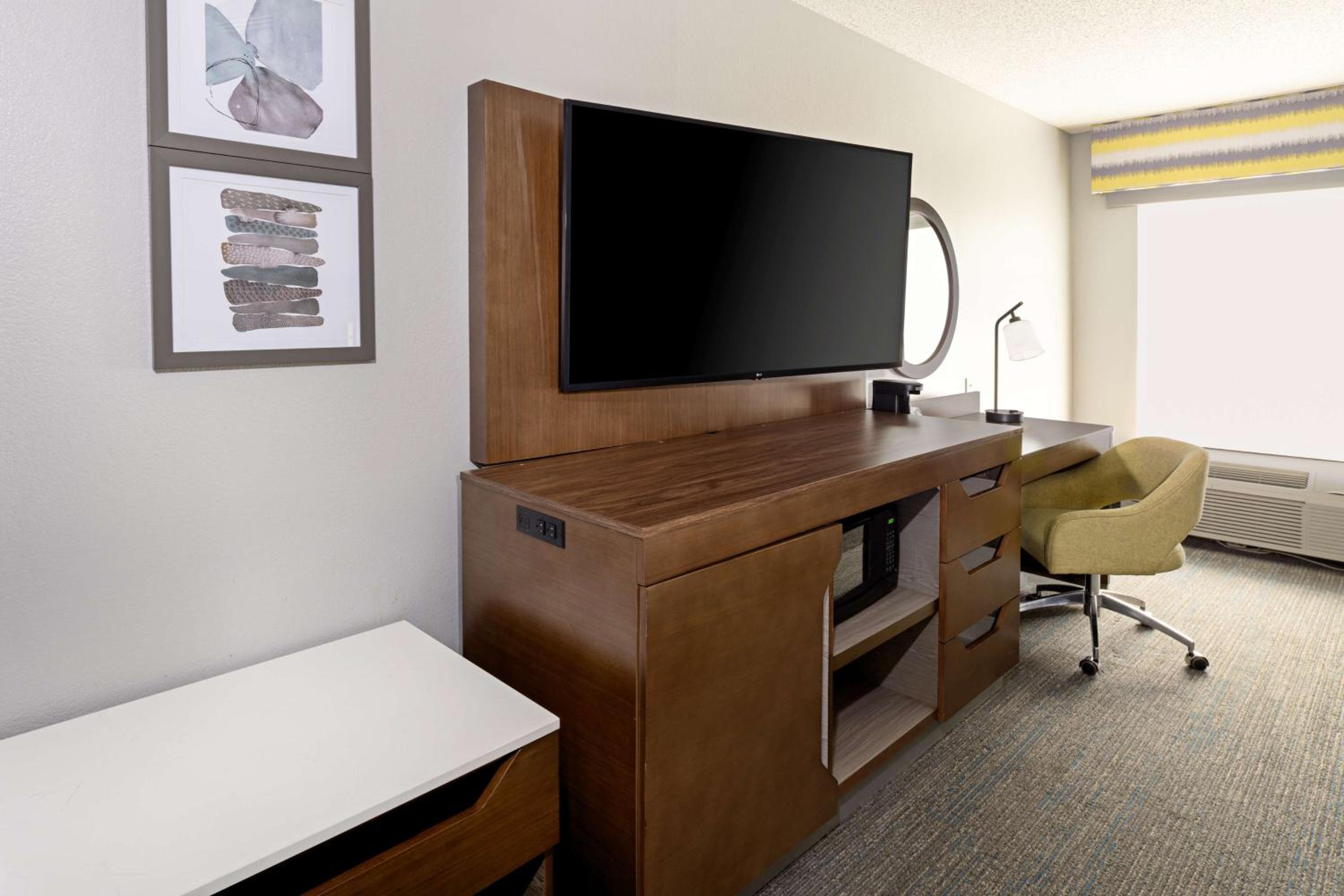 King Room with Sofa Bed and Study - Non-Smoking - Photo 1