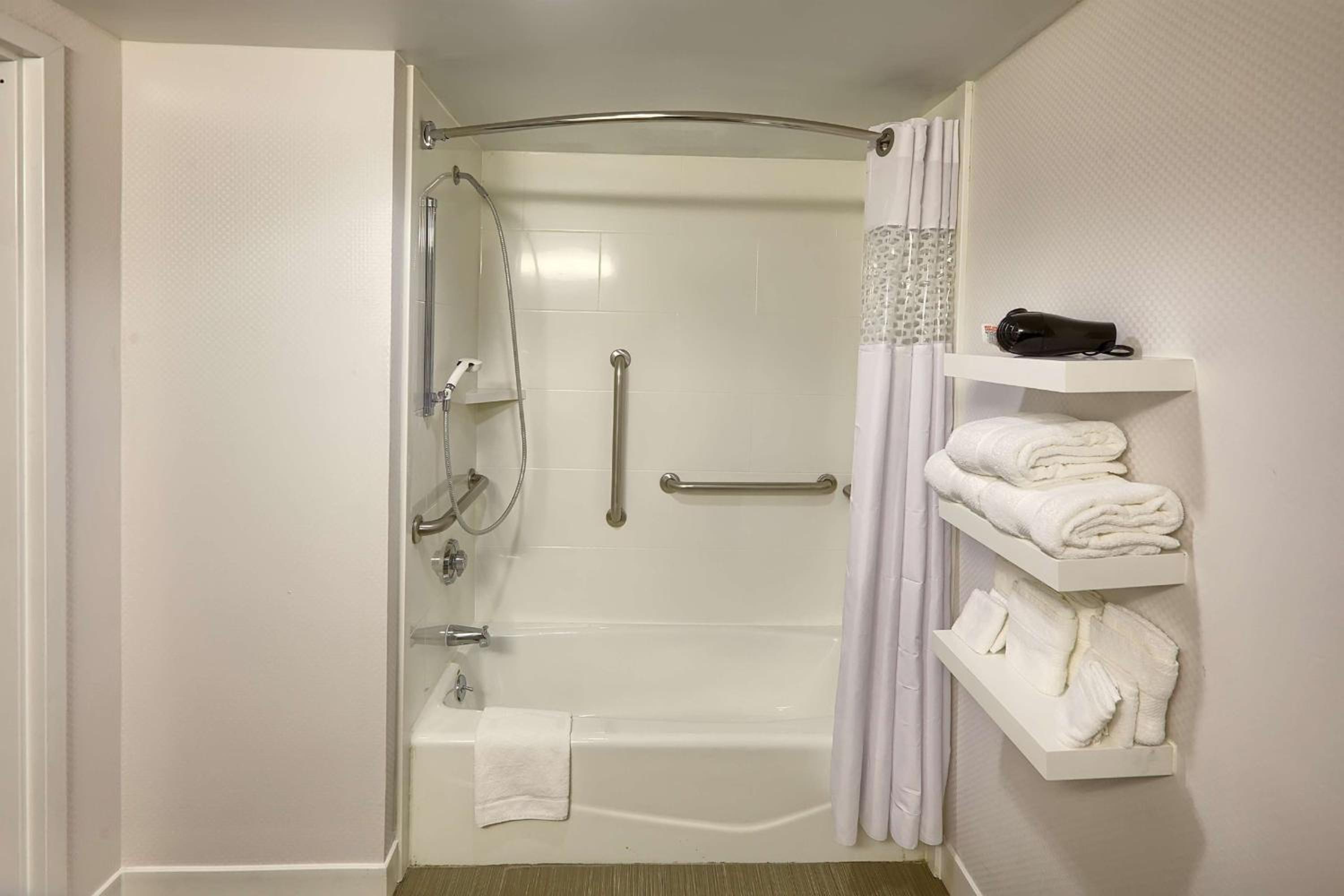 Queen Room with Two Queen Beds - Mobility and Hearing Access/Non-Smoking photo 2