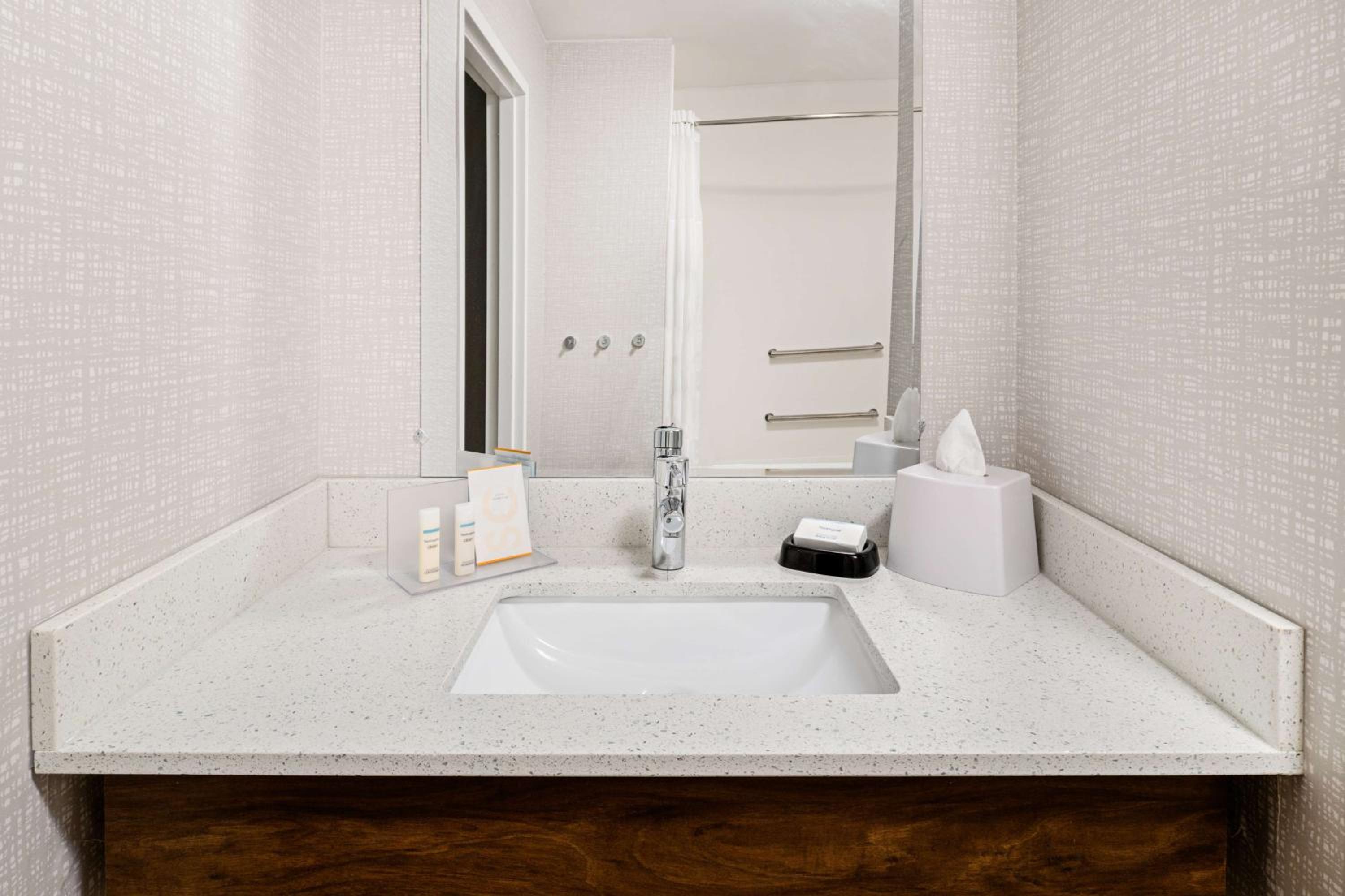 King Room - Mobility Access/Non-Smoking - Photo 3