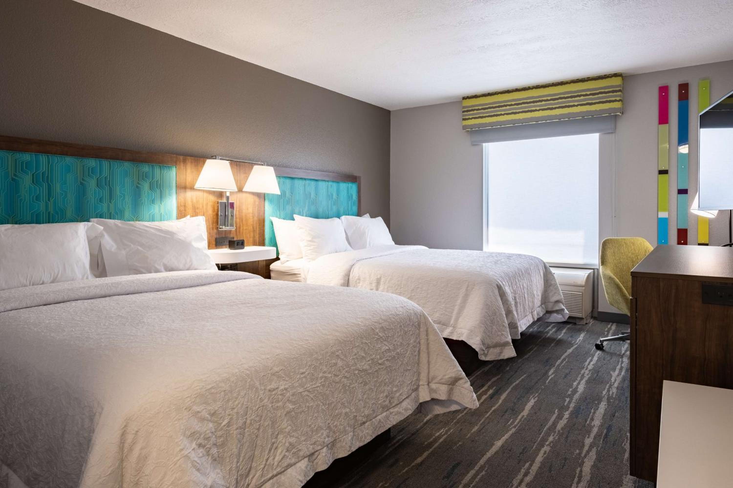 Room with Two Queen Beds - Non-Smoking - Photo 2