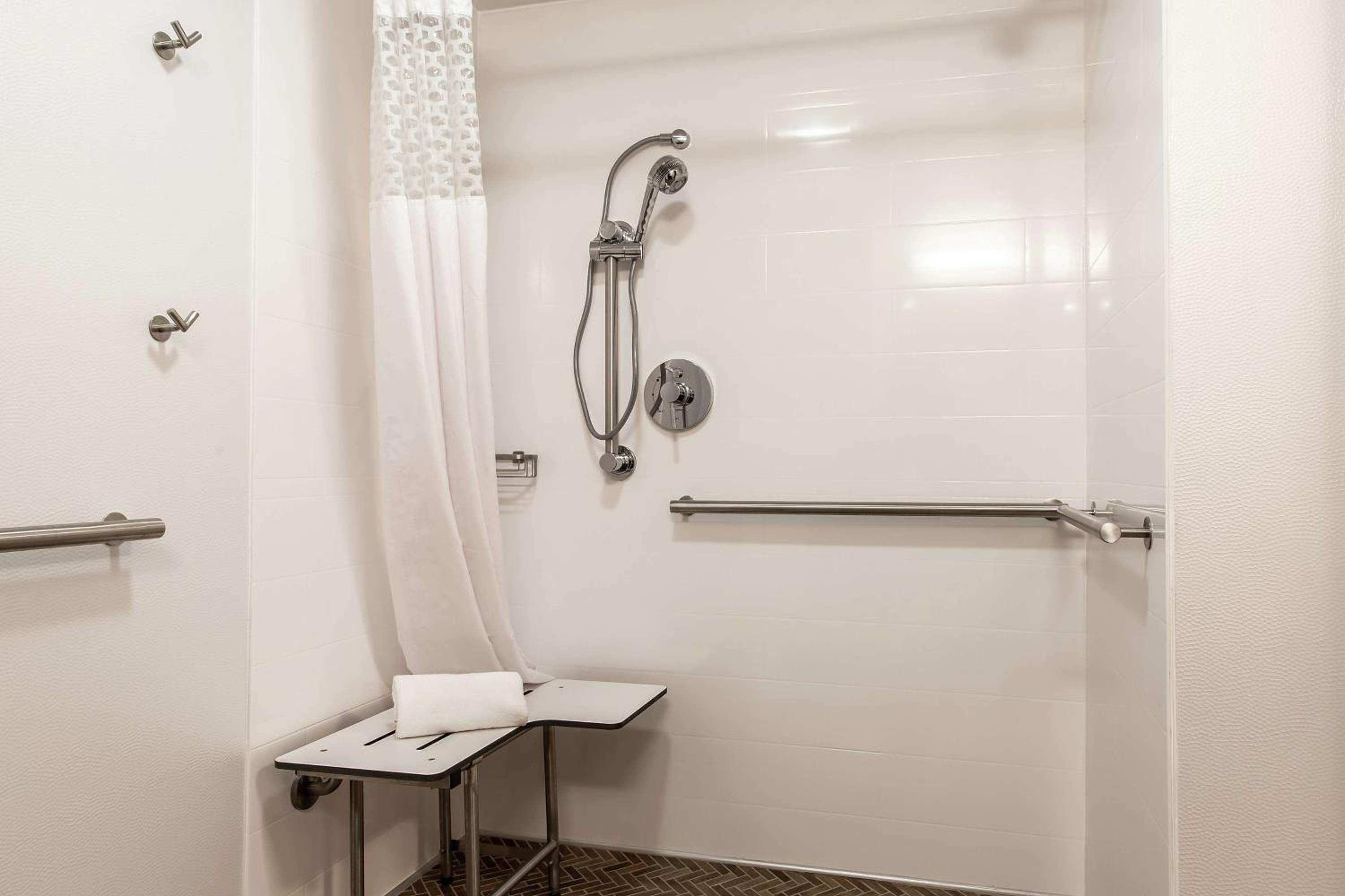 Double Room Mobility Access with Roll-In Shower - Non-Smoking - Photo 2