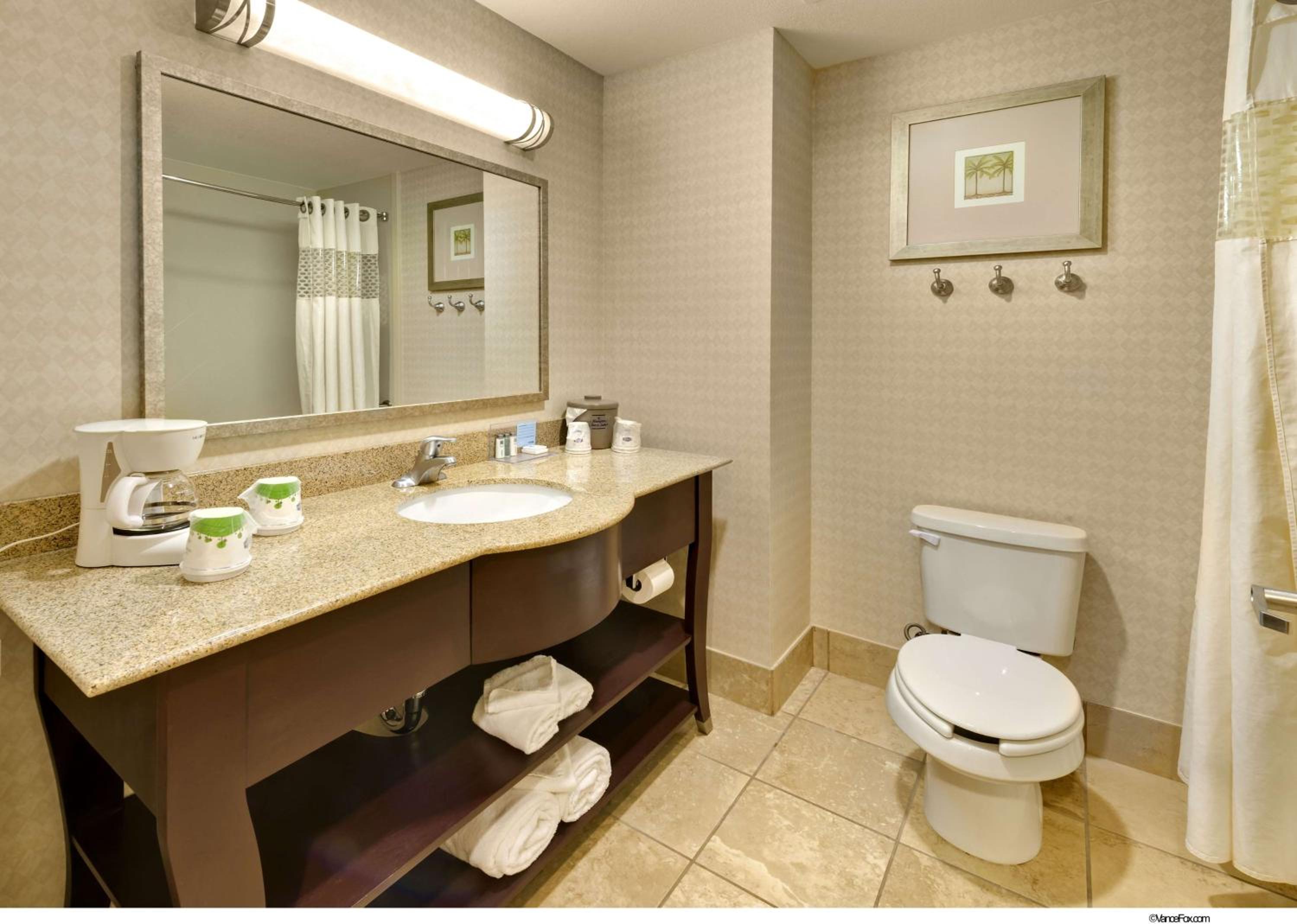 Deluxe King Room - Non-Smoking - Photo 2