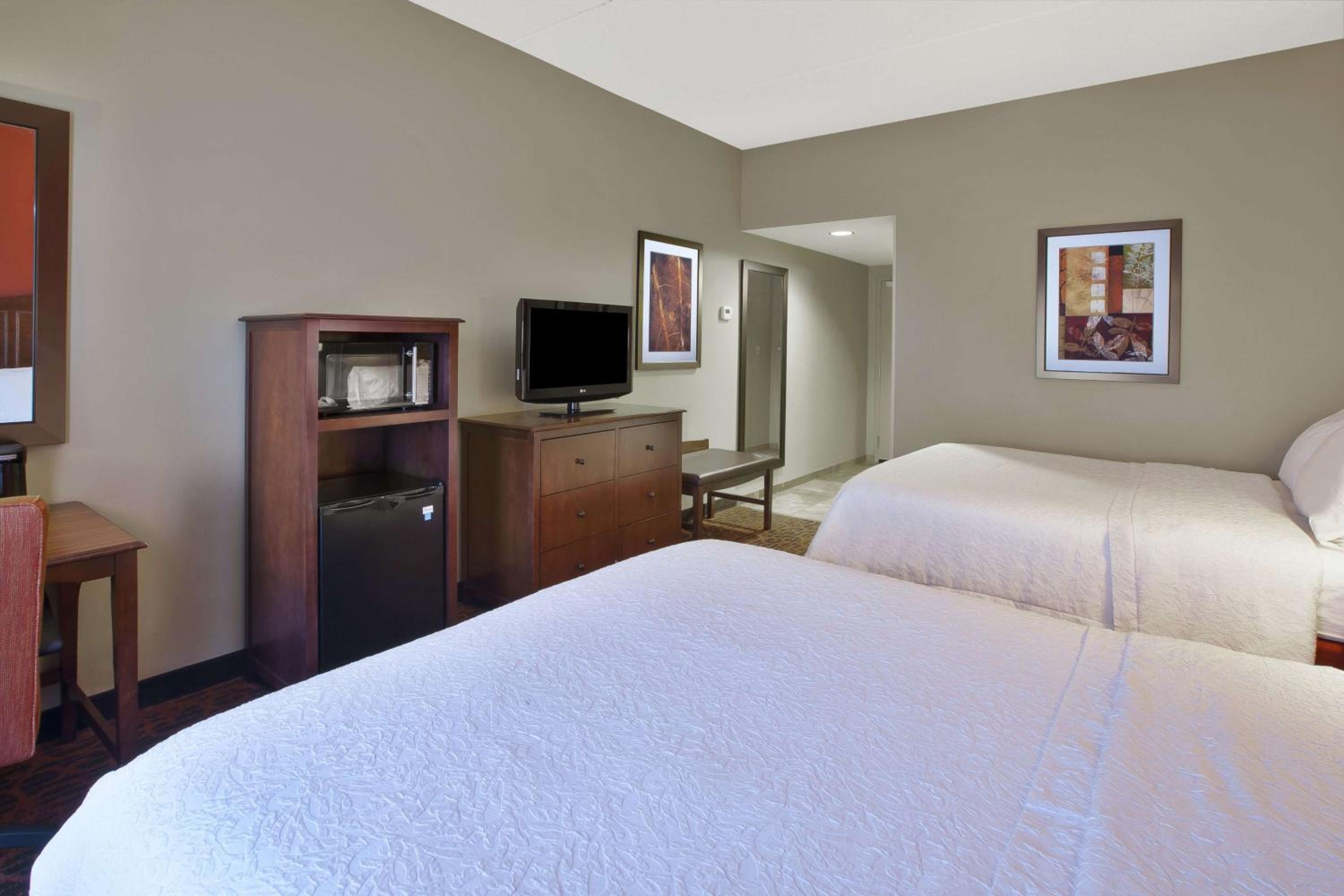 Queen Room with Two Queen Beds - Non-Smoking photo 3
