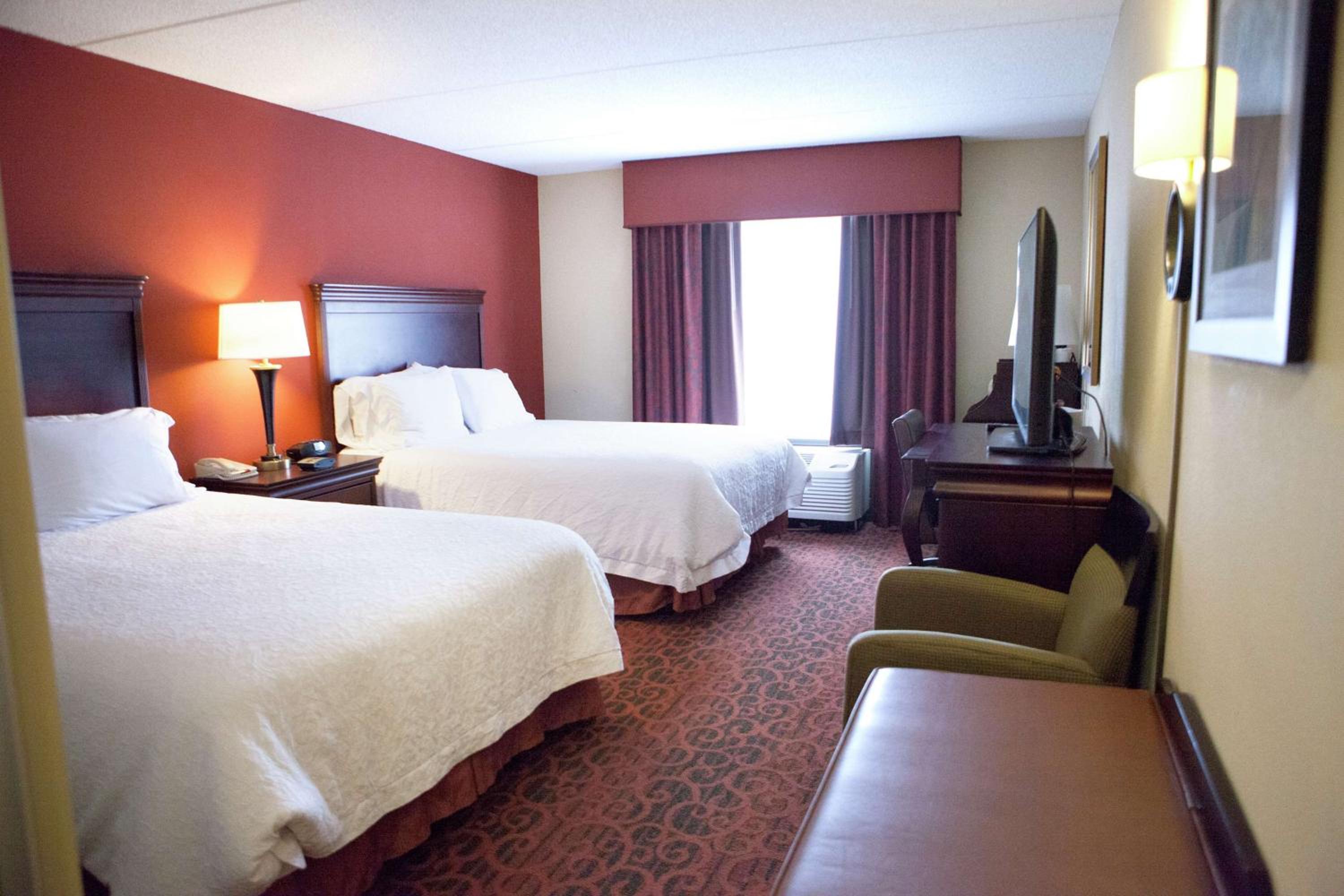 Queen Room with Two Queen Beds - Non-Smoking - Photo 5