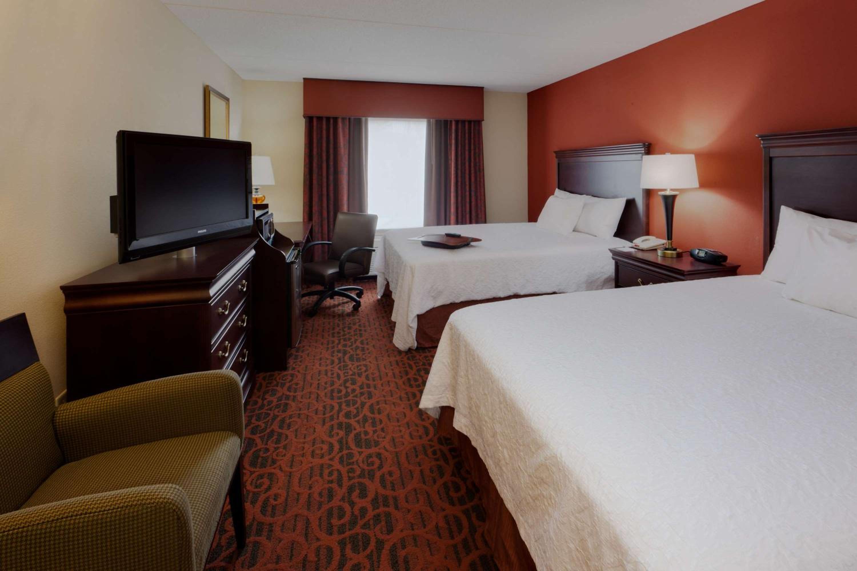 Queen Room with Two Queen Beds - Non-Smoking - Photo 6