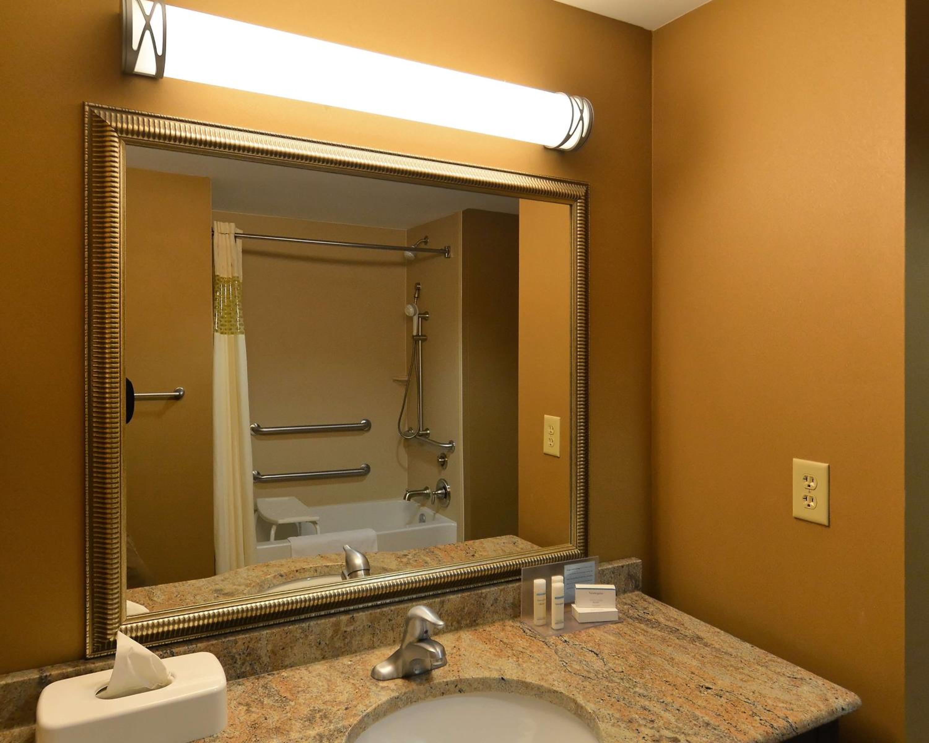 Queen Room with Two Queen Beds - Mobility and Hearing Access/Non-Smoking photo 2