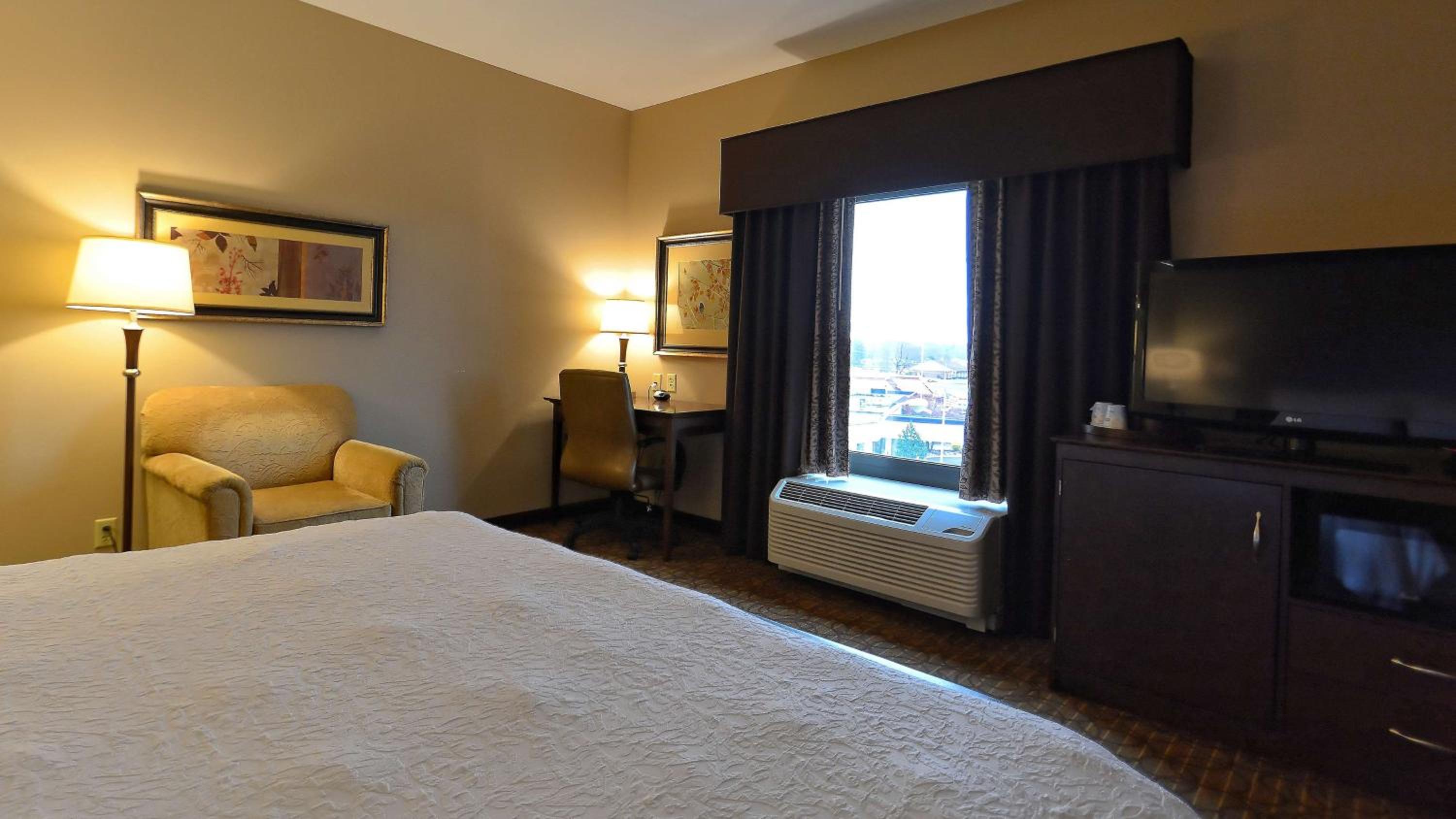 King Room with King Bed - Non-Smoking - Photo 2