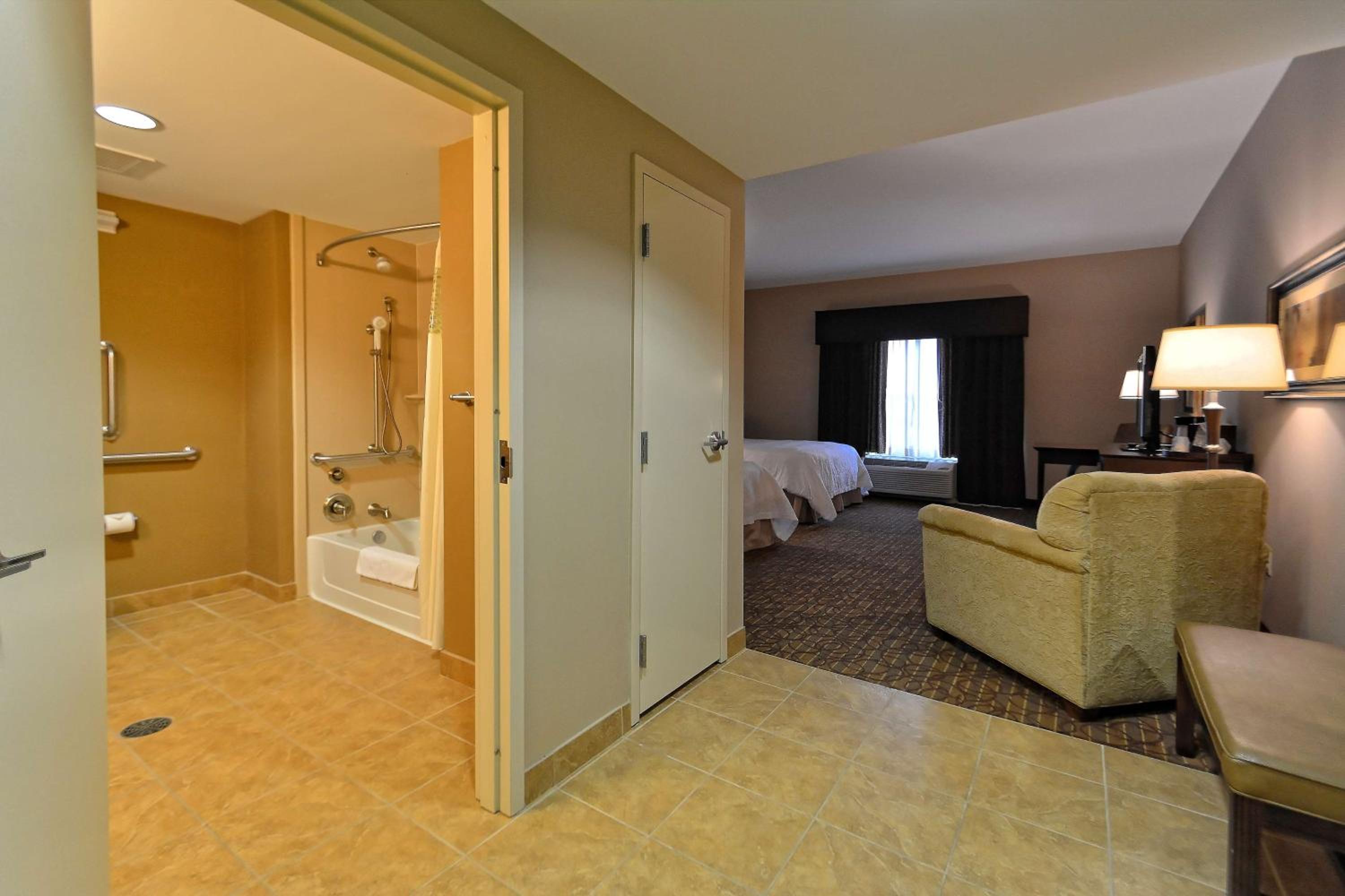 Queen Room with Two Queen Beds - Mobility and Hearing Access/Non-Smoking photo 3