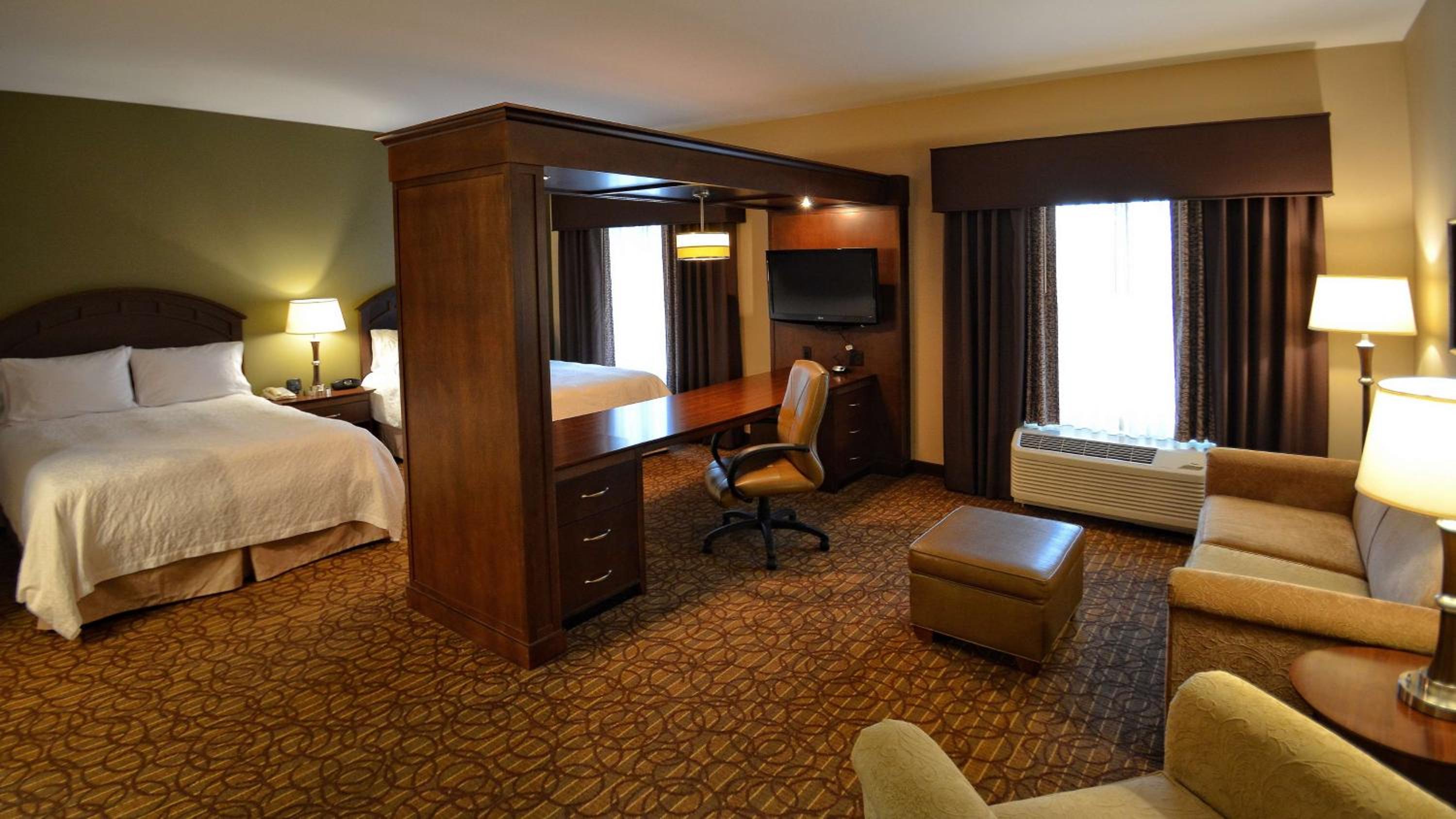Queen Studio Suite with Two Queen Beds - Non-Smoking - Photo 2
