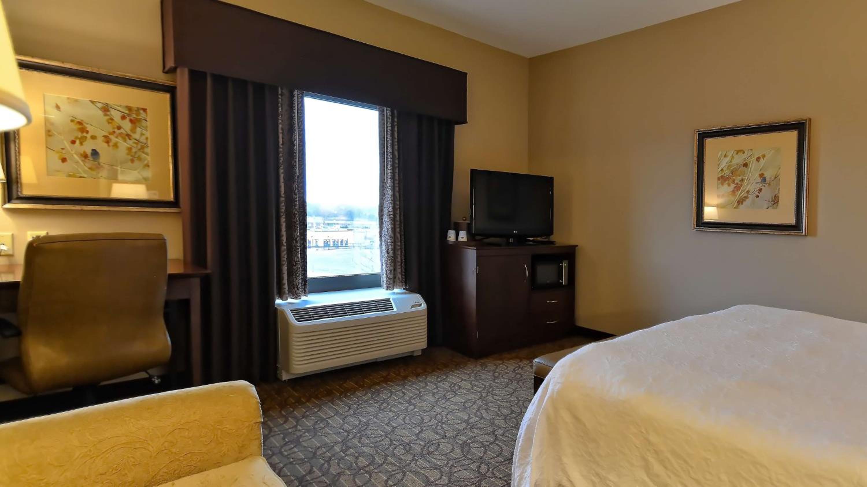 King Room with King Bed - Non-Smoking - Photo 4