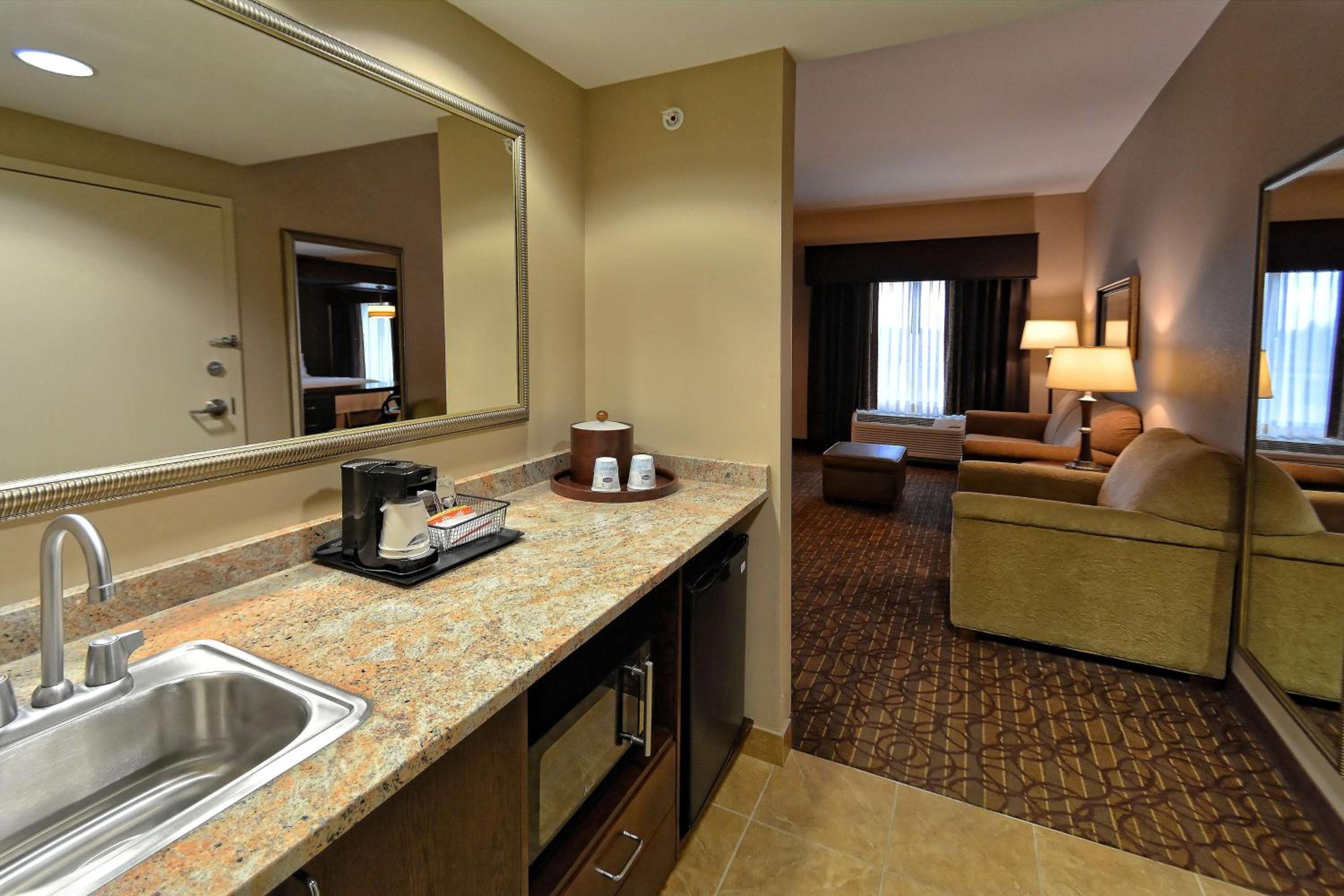 Queen Studio Suite with Two Queen Beds - Non-Smoking - Photo 3