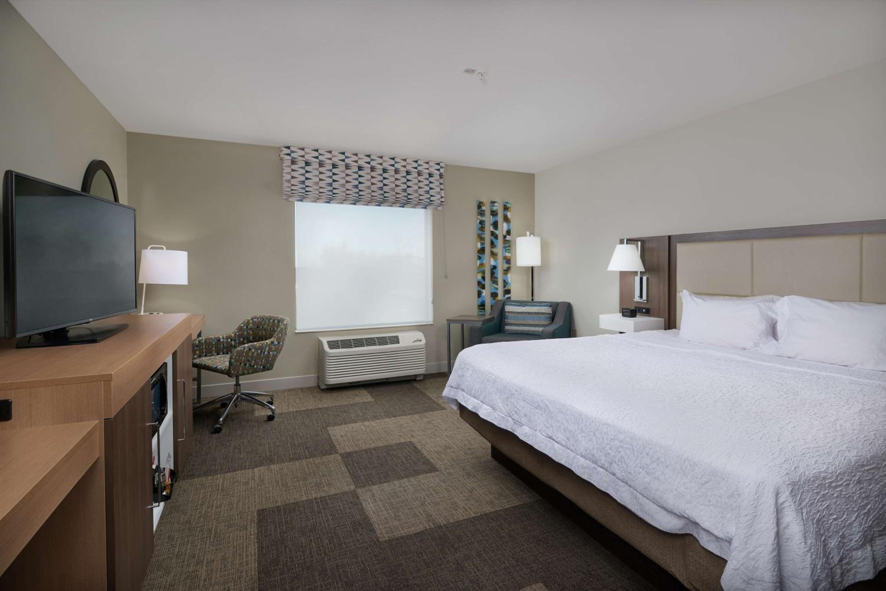 King Room with King Bed - Non-Smoking - Photo 3