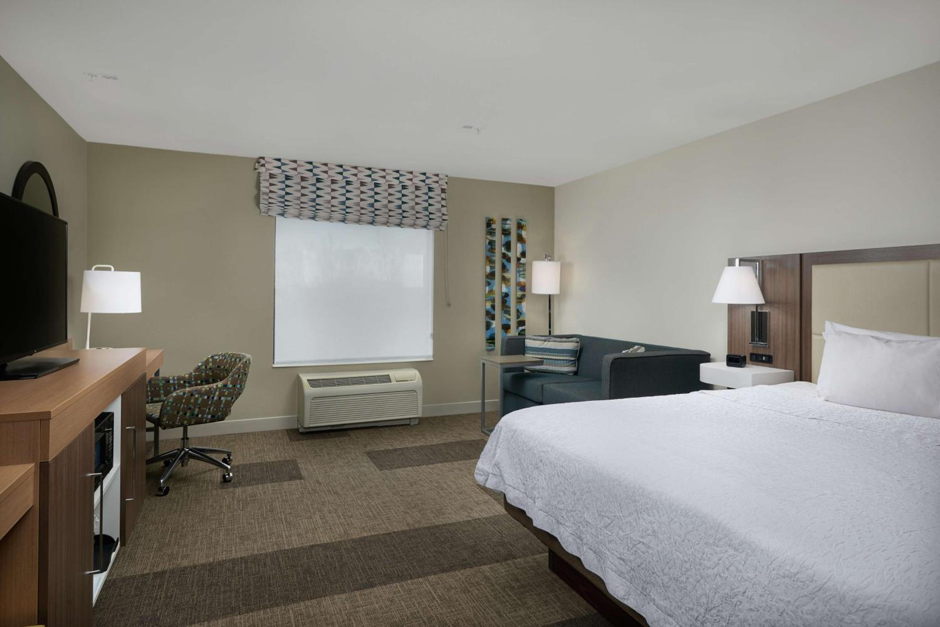King Room with Sofa Bed and Study - Non-Smoking - Photo 2