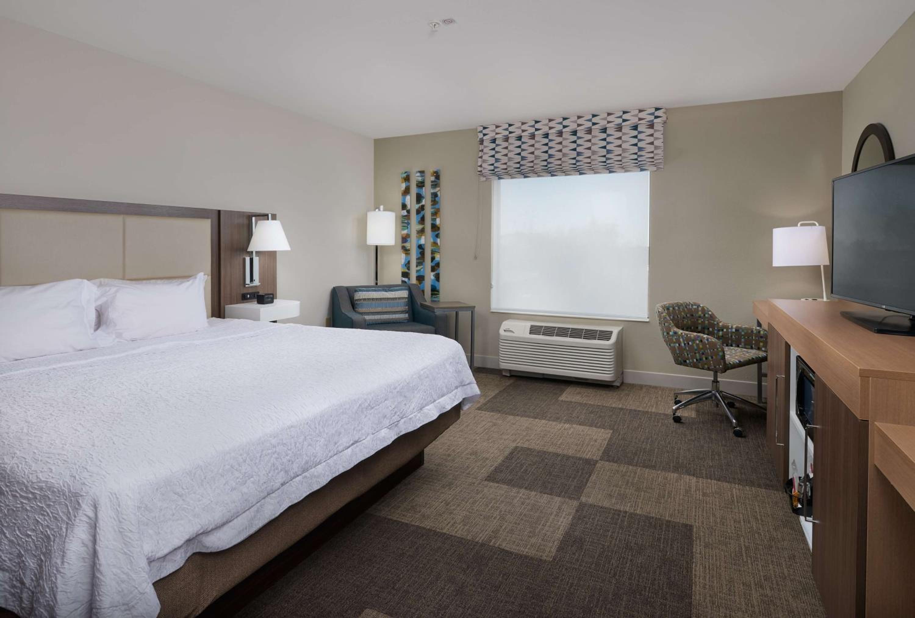 King Room with King Bed - Non-Smoking - Photo 2