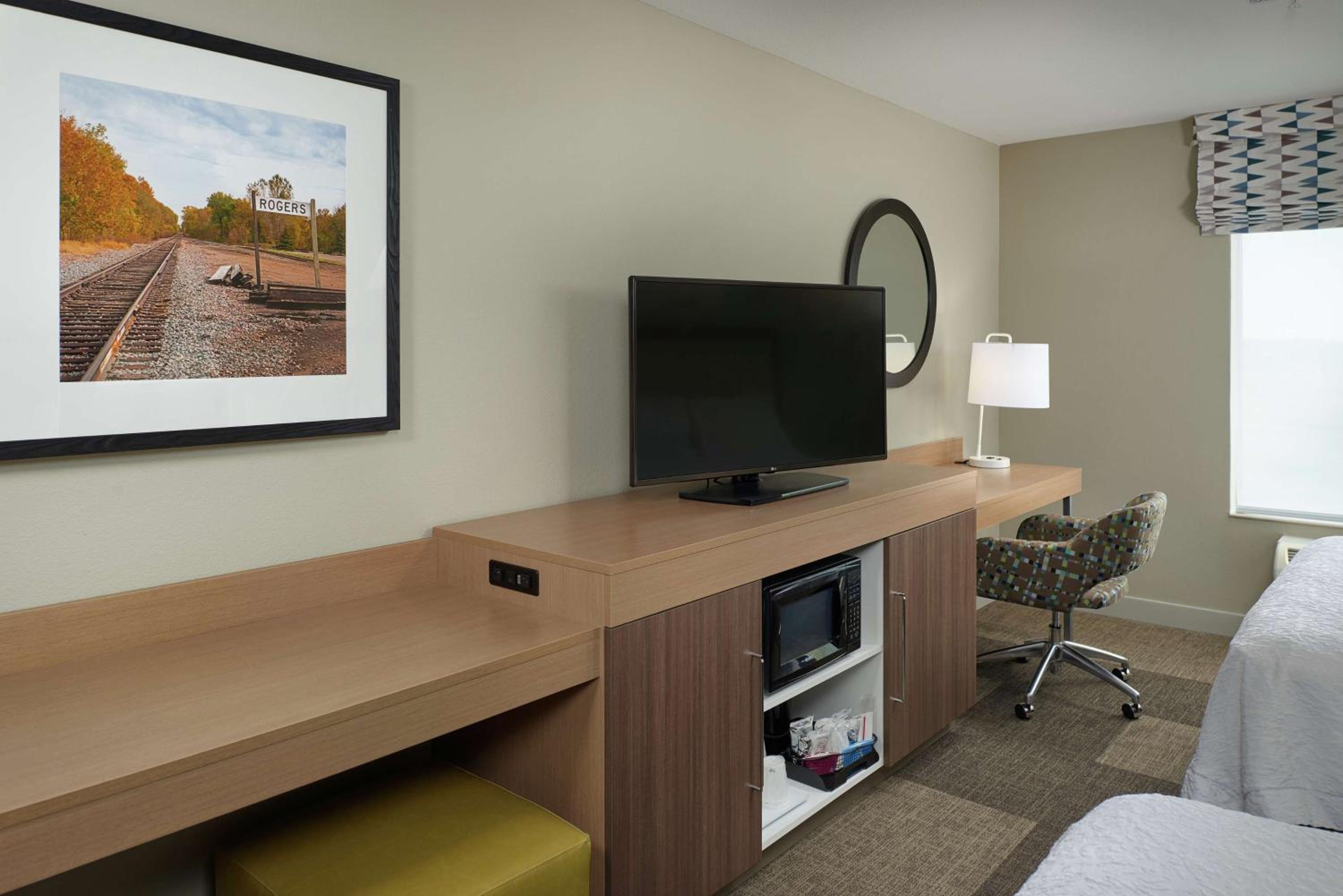 Room with Two Queen Beds - Non-Smoking - Photo 2