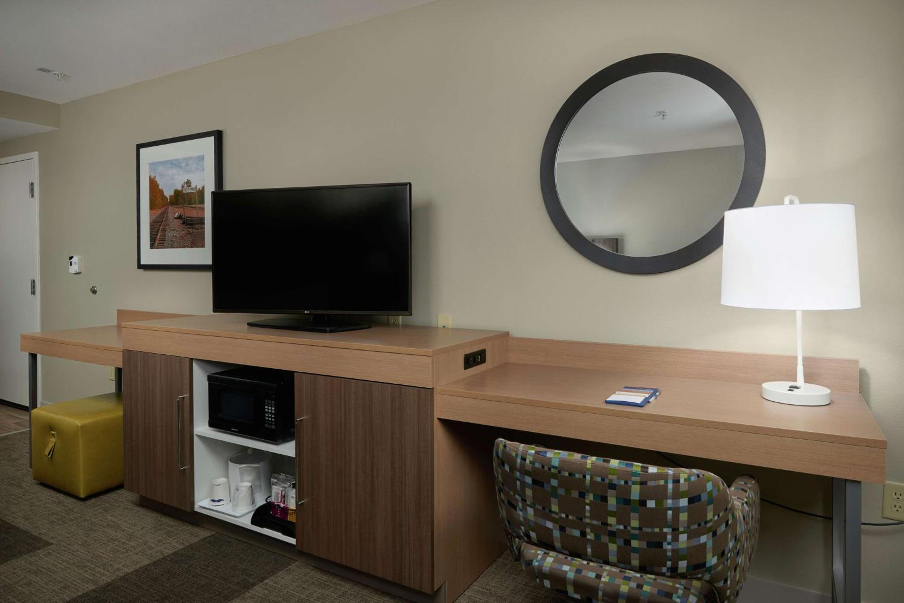 King Room with Sofa Bed and Study - Non-Smoking - Photo 3