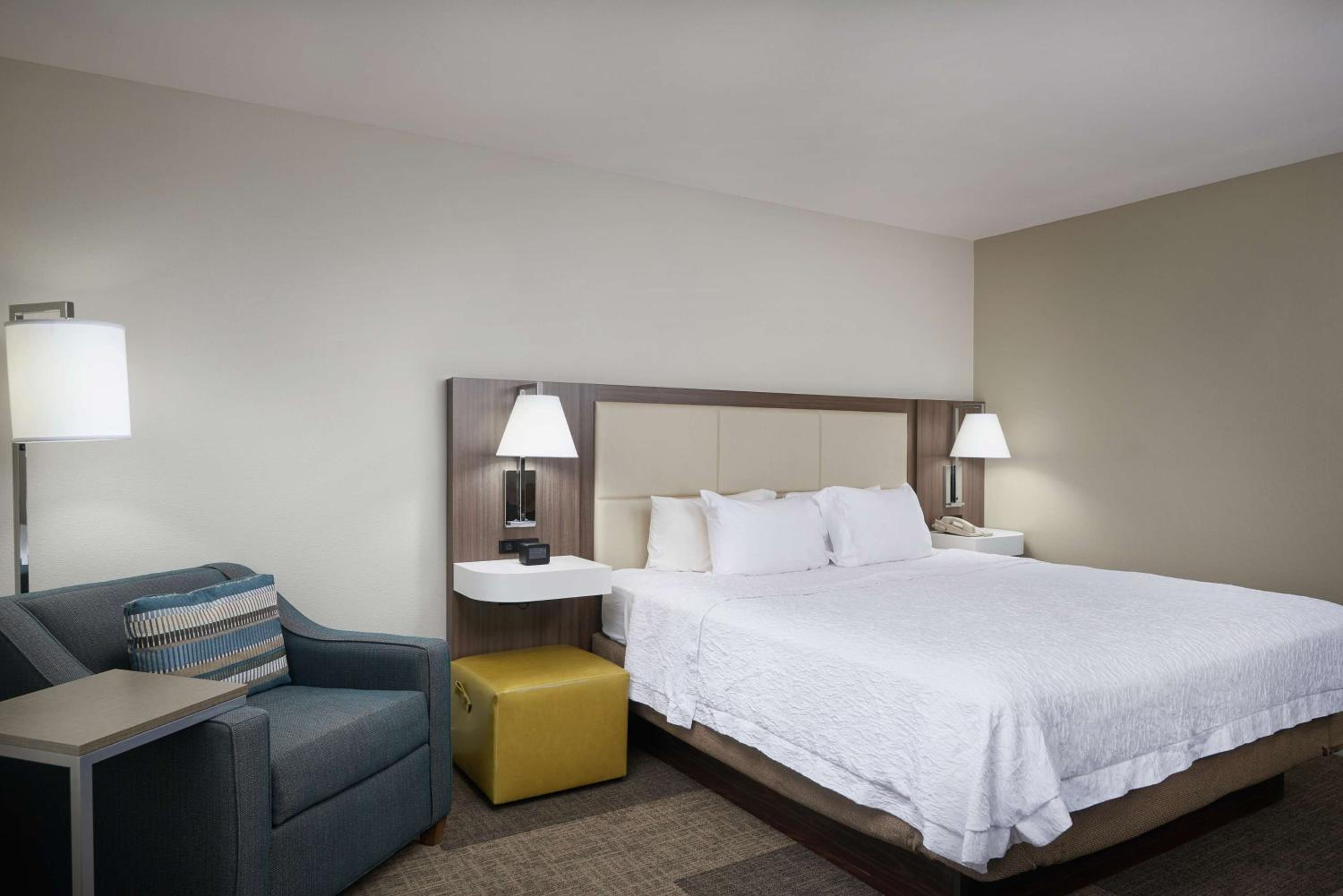 King Room with King Bed - Non-Smoking - Photo 4