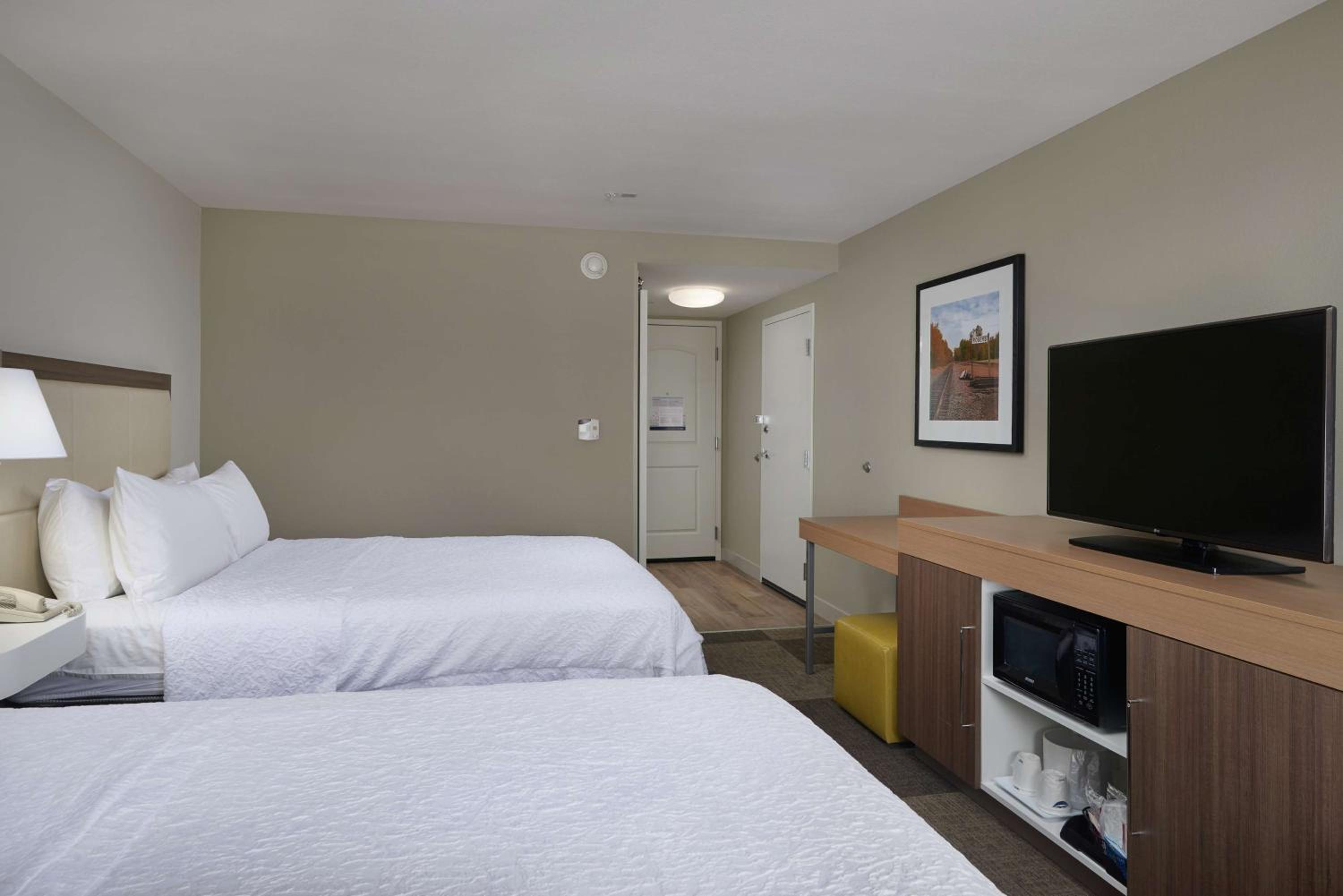 Room with Two Queen Beds - Non-Smoking - Photo 3