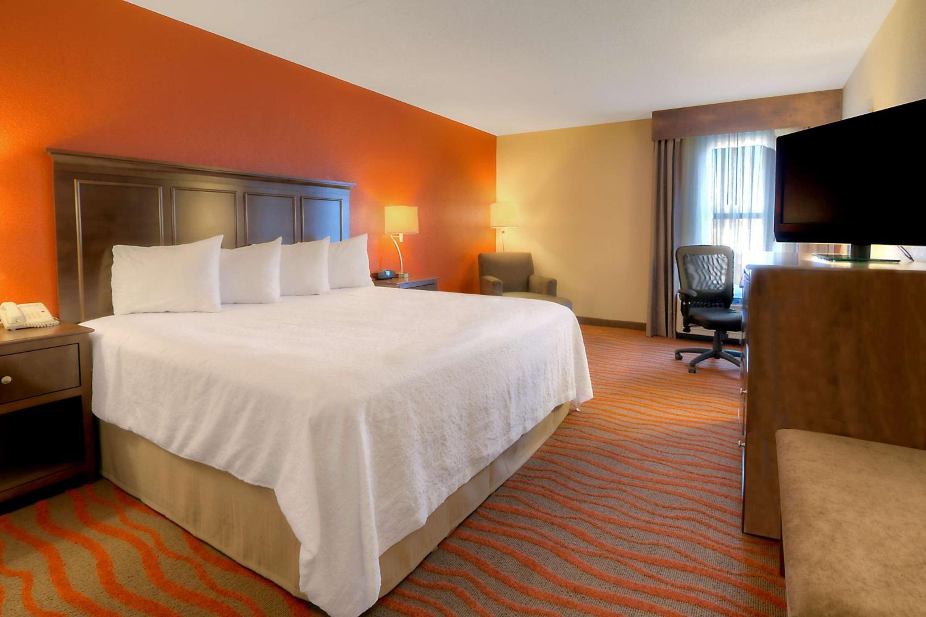 King Room with King Bed - Non-Smoking - Photo 4