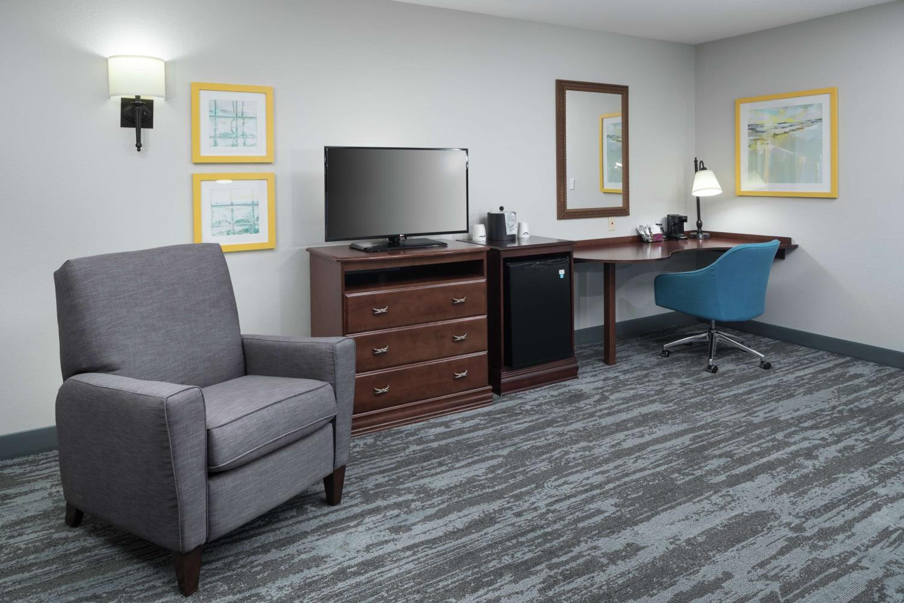 Queen Room with Two Queen Beds - Mobility Access/Non-Smoking - Photo 4