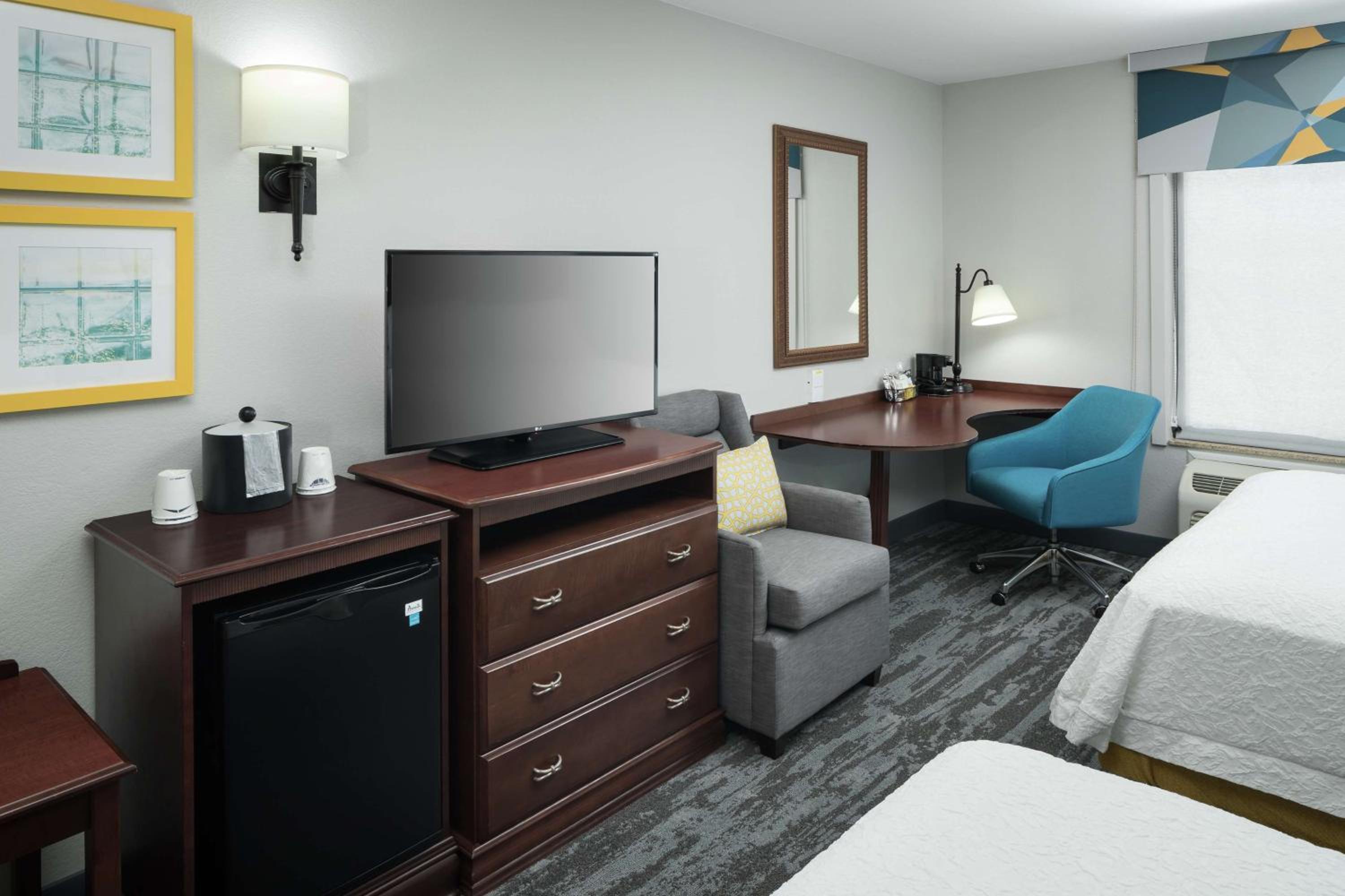 Room with Two Queen Beds - Non-Smoking - Photo 4