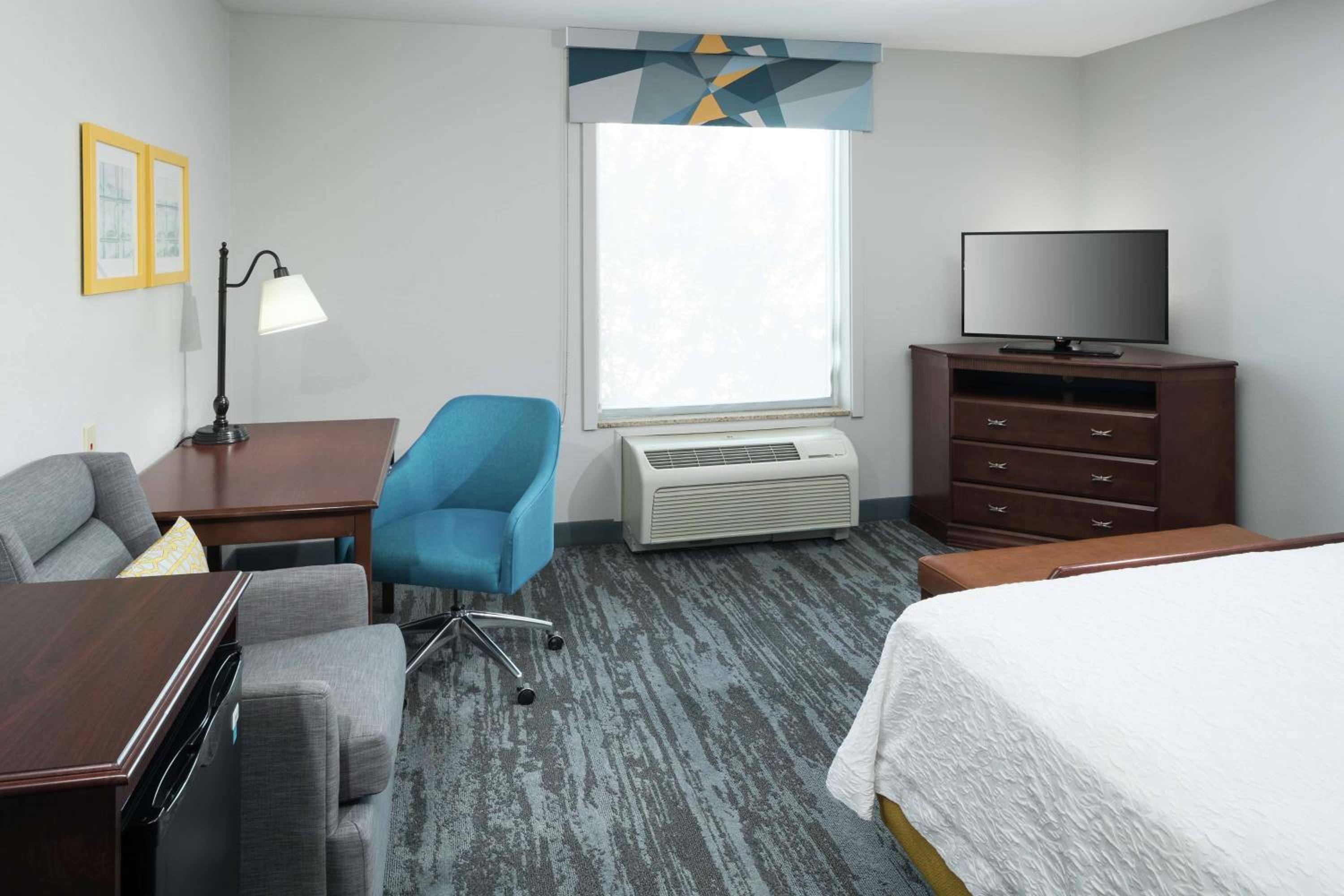 King Room with King Bed - Non-Smoking - Photo 4