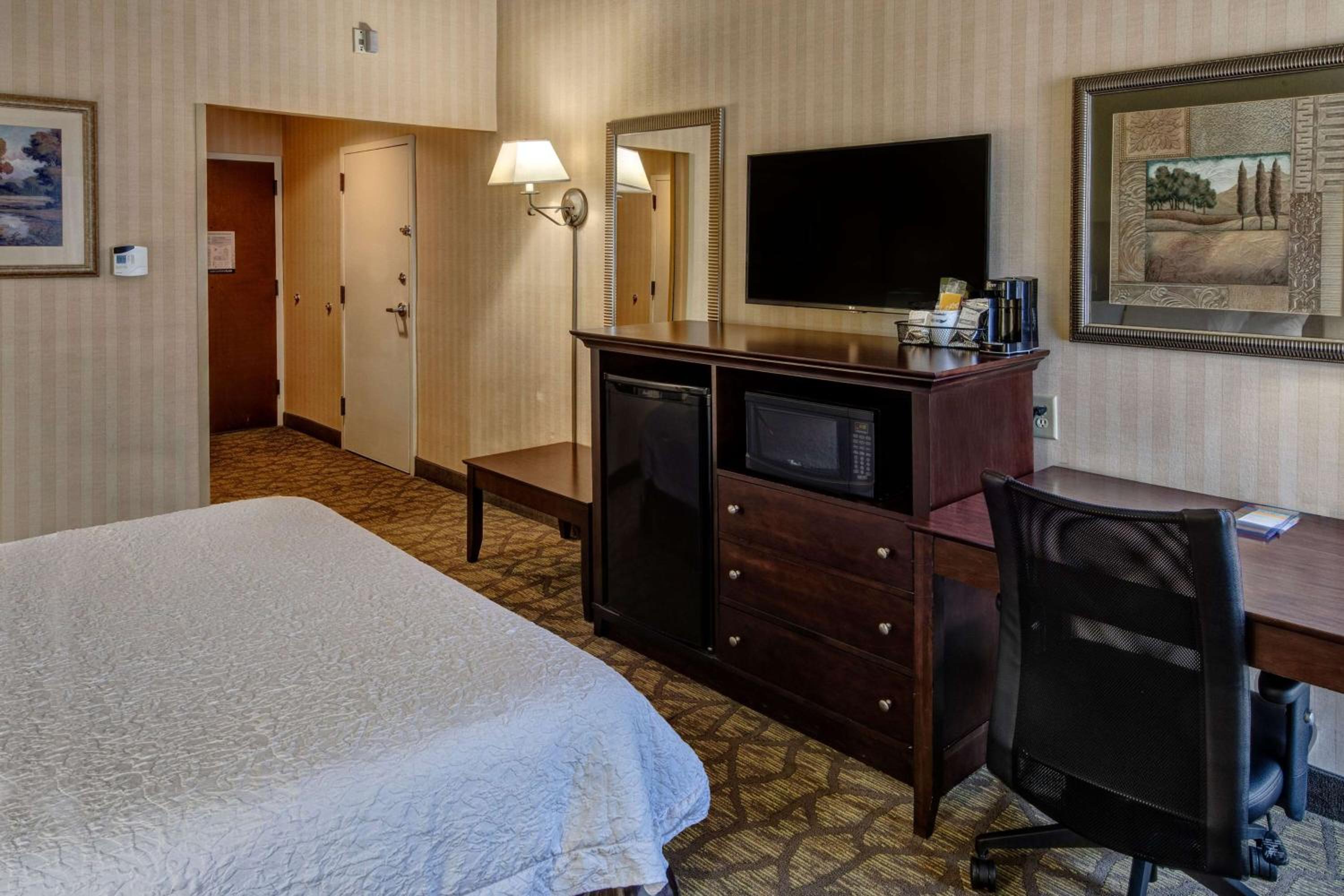 King Room with Accessible Tub - Mobility and Hearing Access/Non-Smoking - Photo 4
