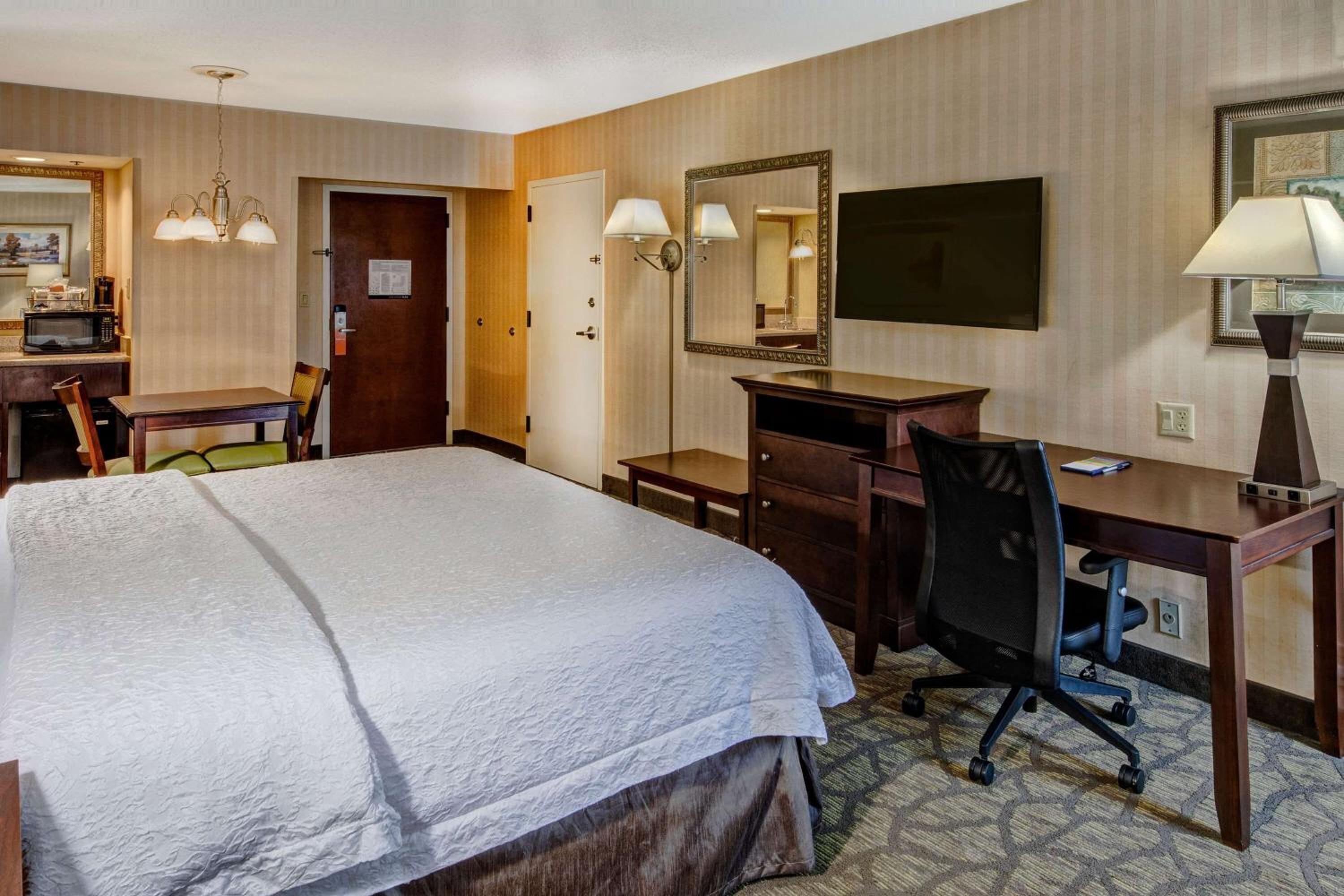 Deluxe King Room - Non-Smoking - Photo 3