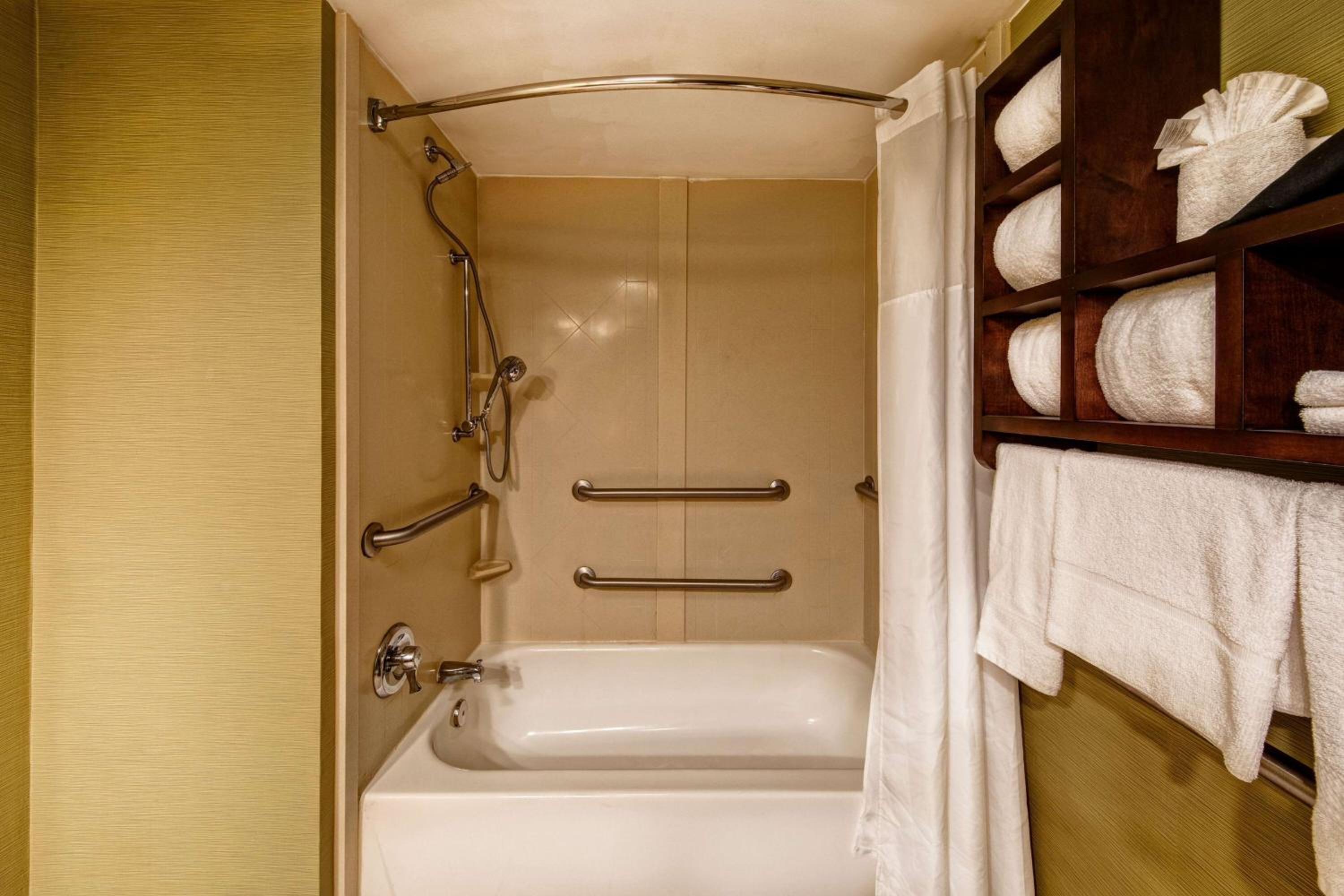 King Room with Accessible Tub - Mobility and Hearing Access/Non-Smoking - Photo 3