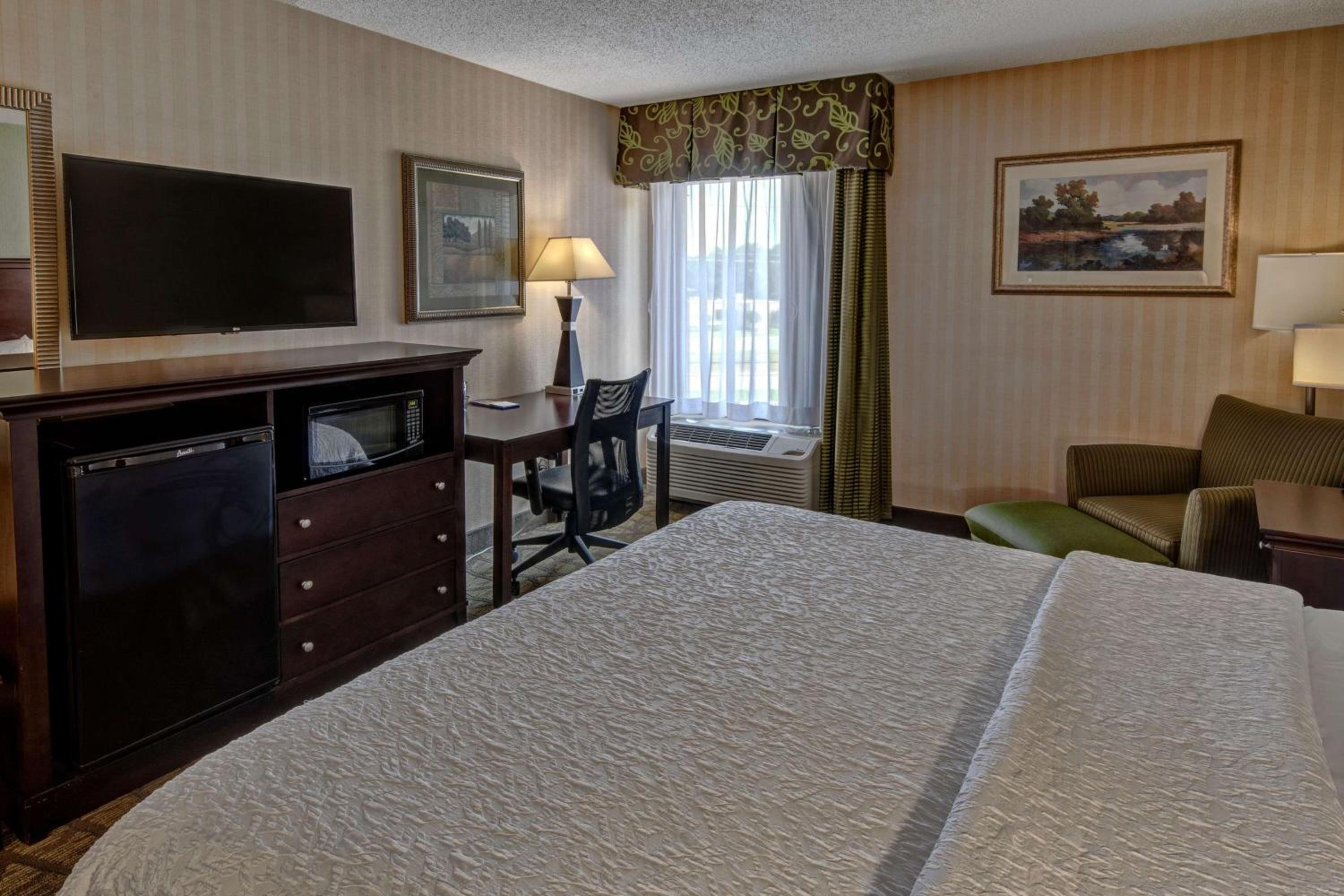 King Room with Accessible Tub - Mobility and Hearing Access/Non-Smoking - Photo 5