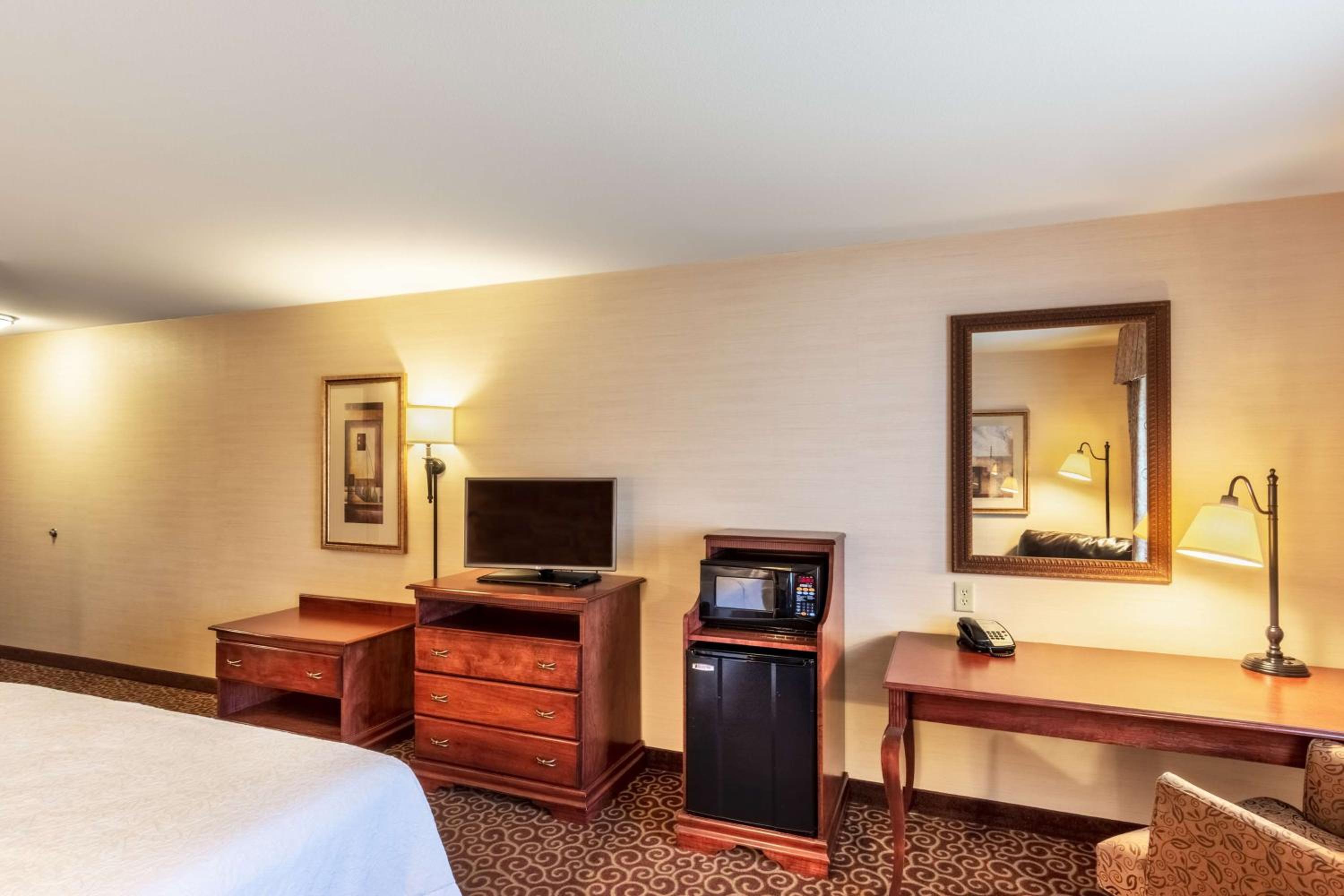 Deluxe King Room - Non-Smoking - Photo 1
