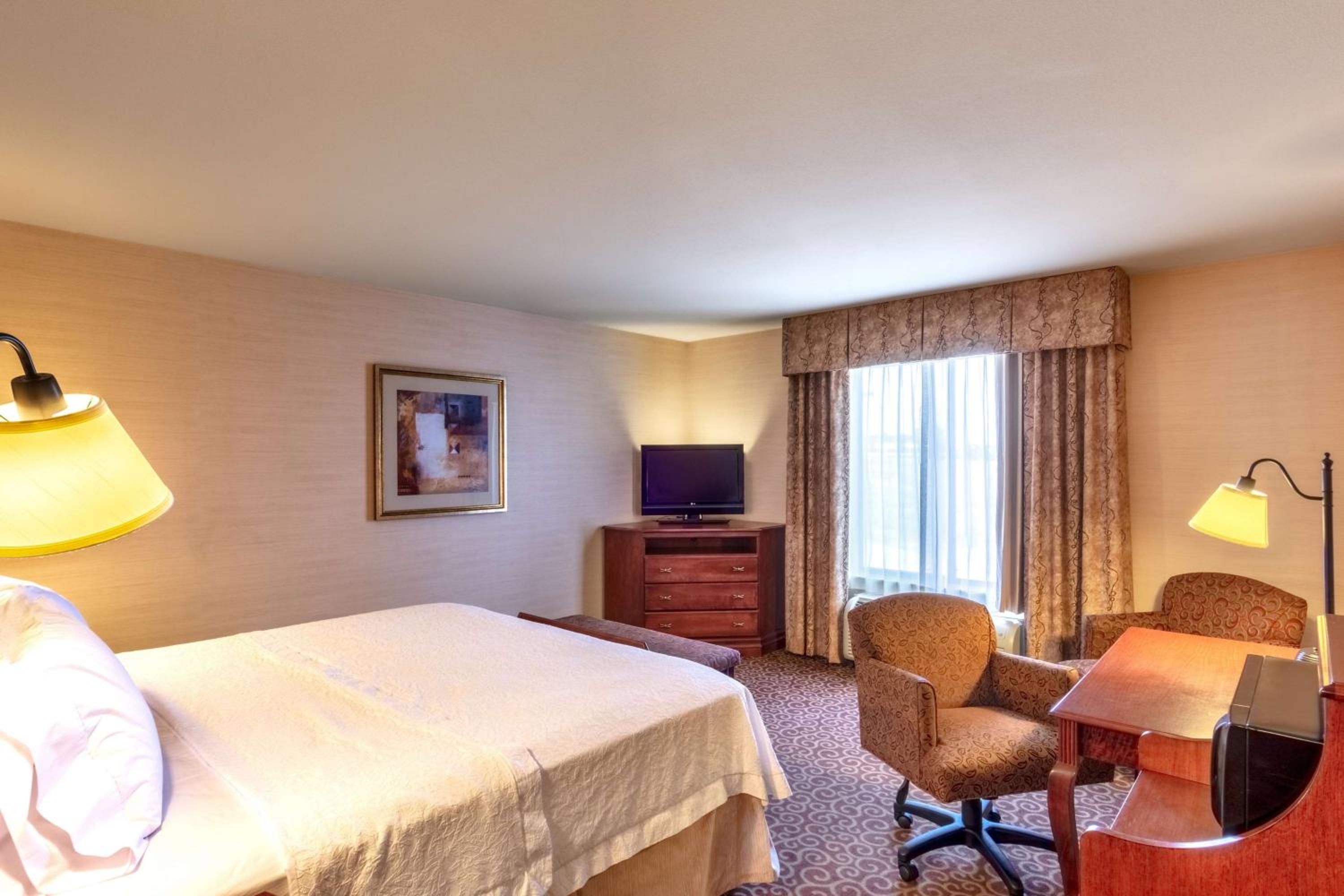 King Room with King Bed - Non-Smoking - Photo 2
