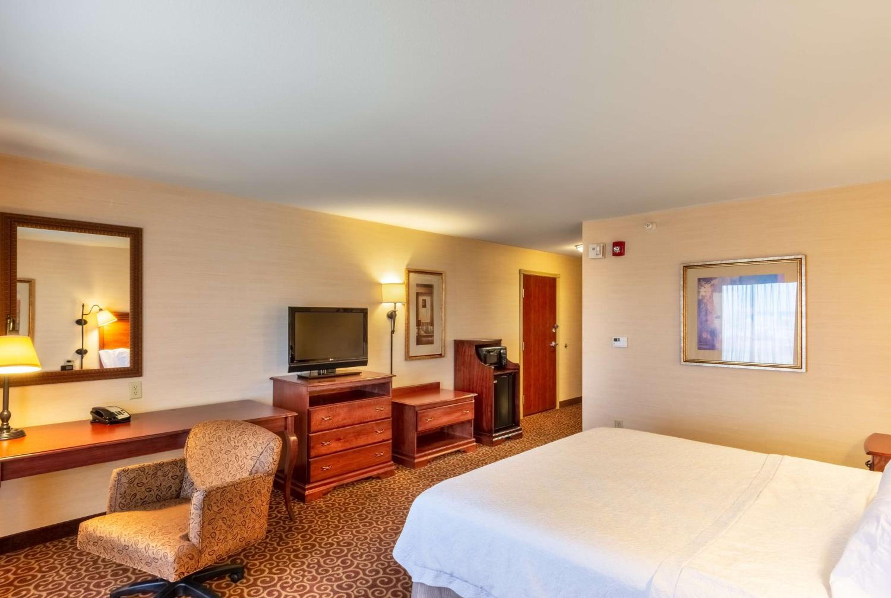 King Room with Accessible Tub - Mobility and Hearing Access/Non-Smoking