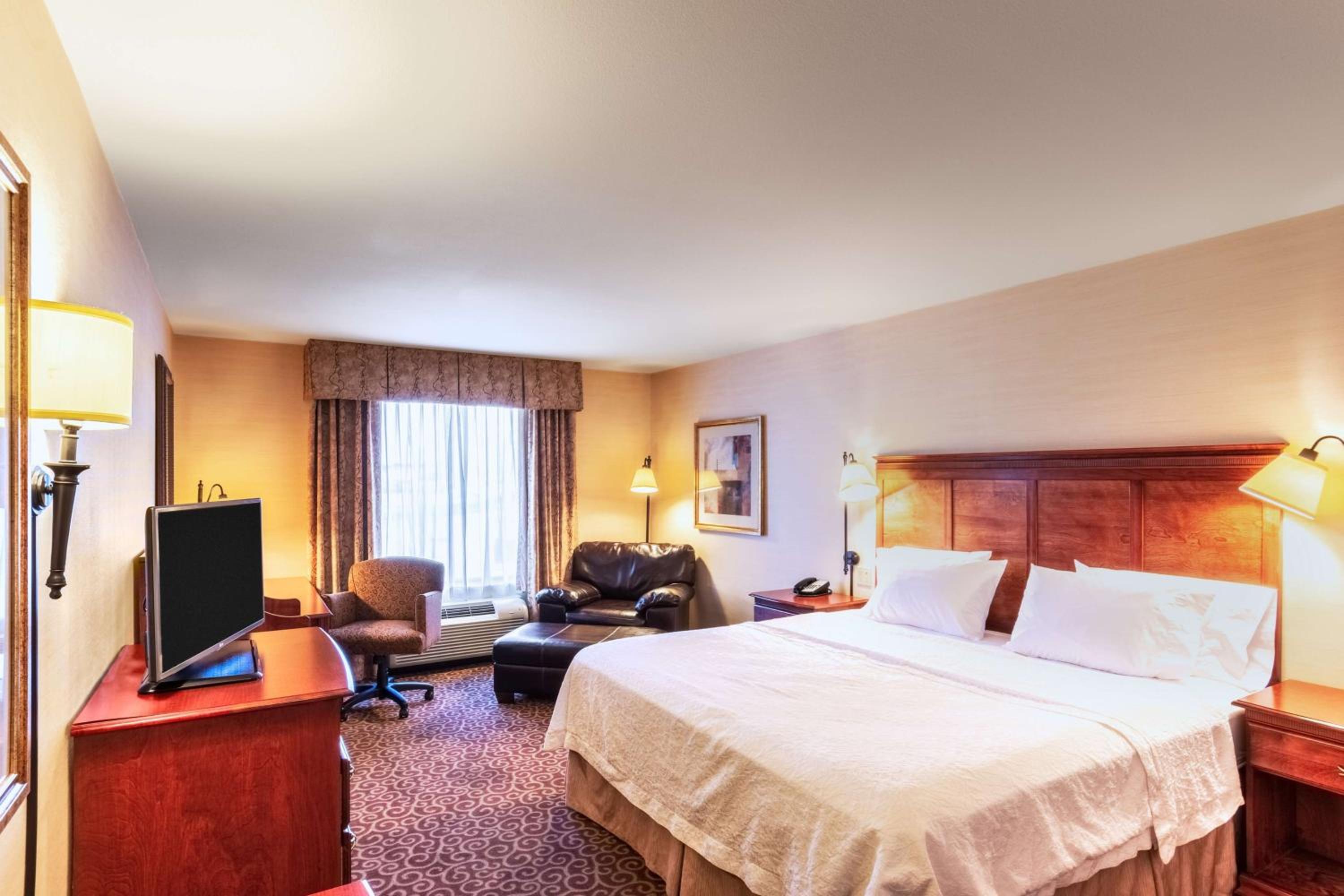 Deluxe King Room - Non-Smoking - Photo 2