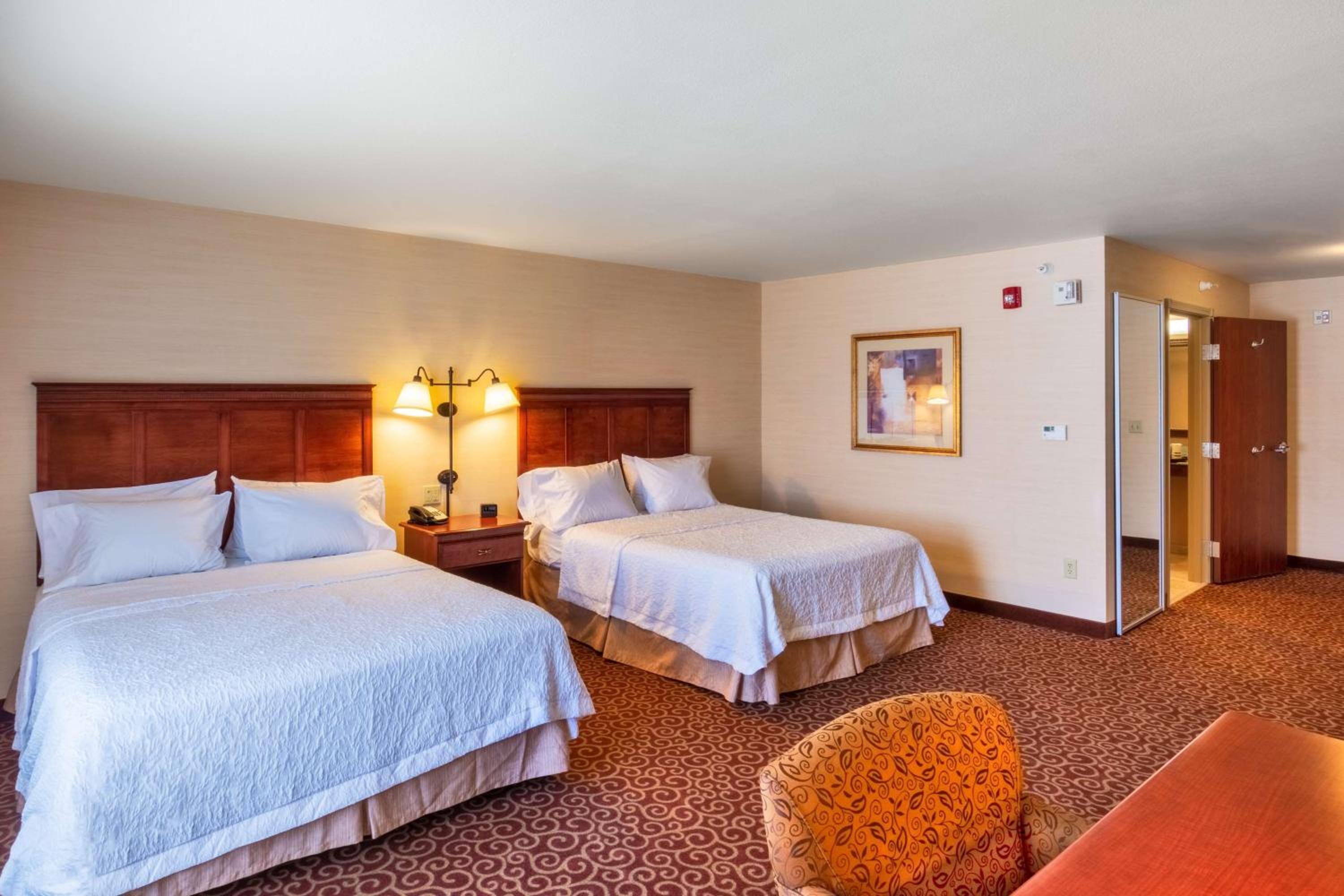 Room with Two Queen Beds - Non-Smoking - Photo 2