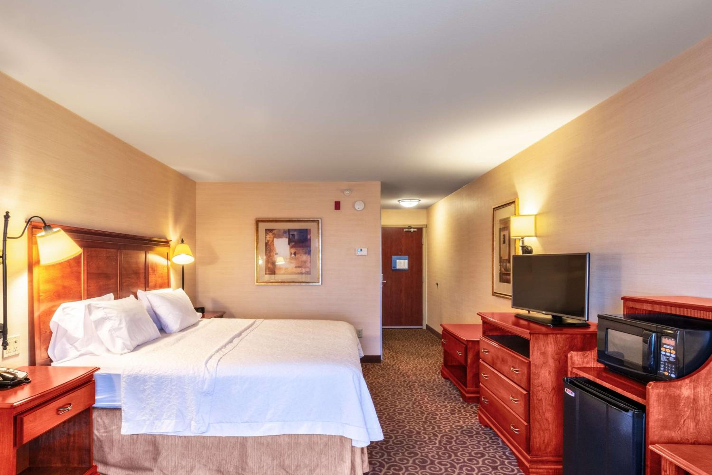 Deluxe King Room - Non-Smoking - Photo 3