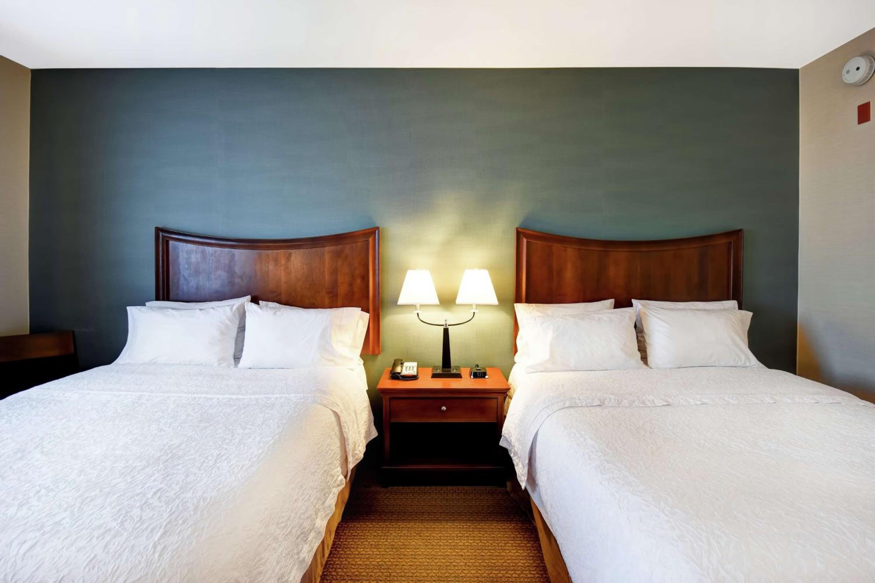 Room with Two Queen Beds - Non-Smoking - Photo 2