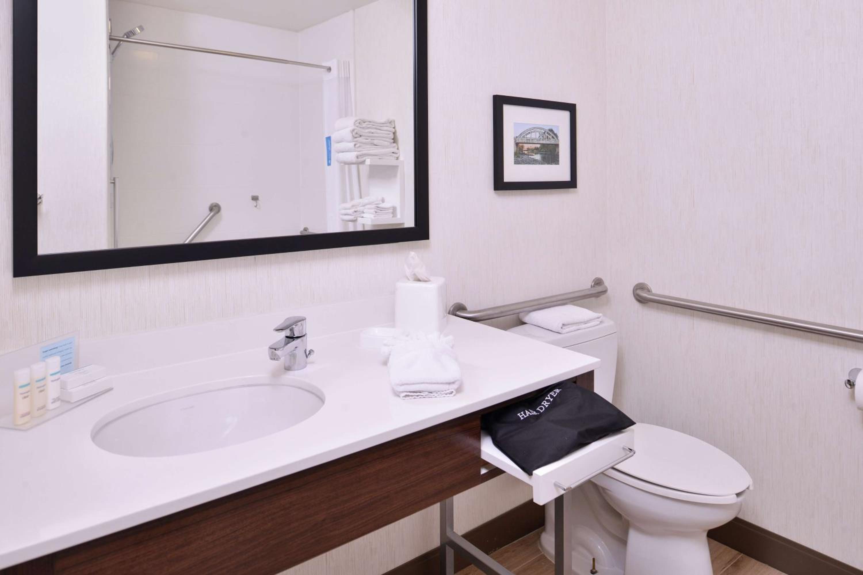 Queen Room with Two Queen Beds - Mobility Access/Non-Smoking - Photo 6