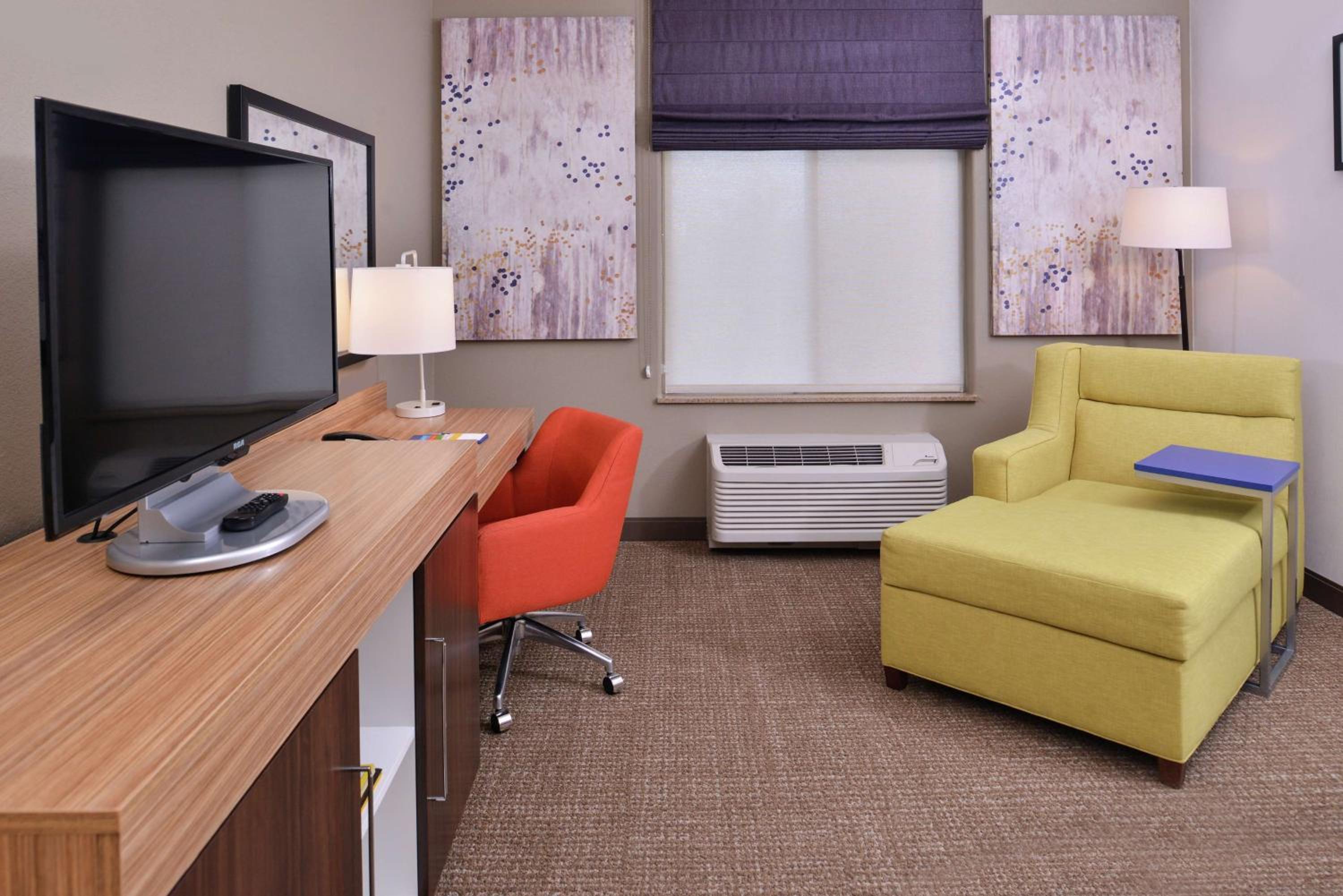 King Room with King Bed - Non-Smoking - Photo 6