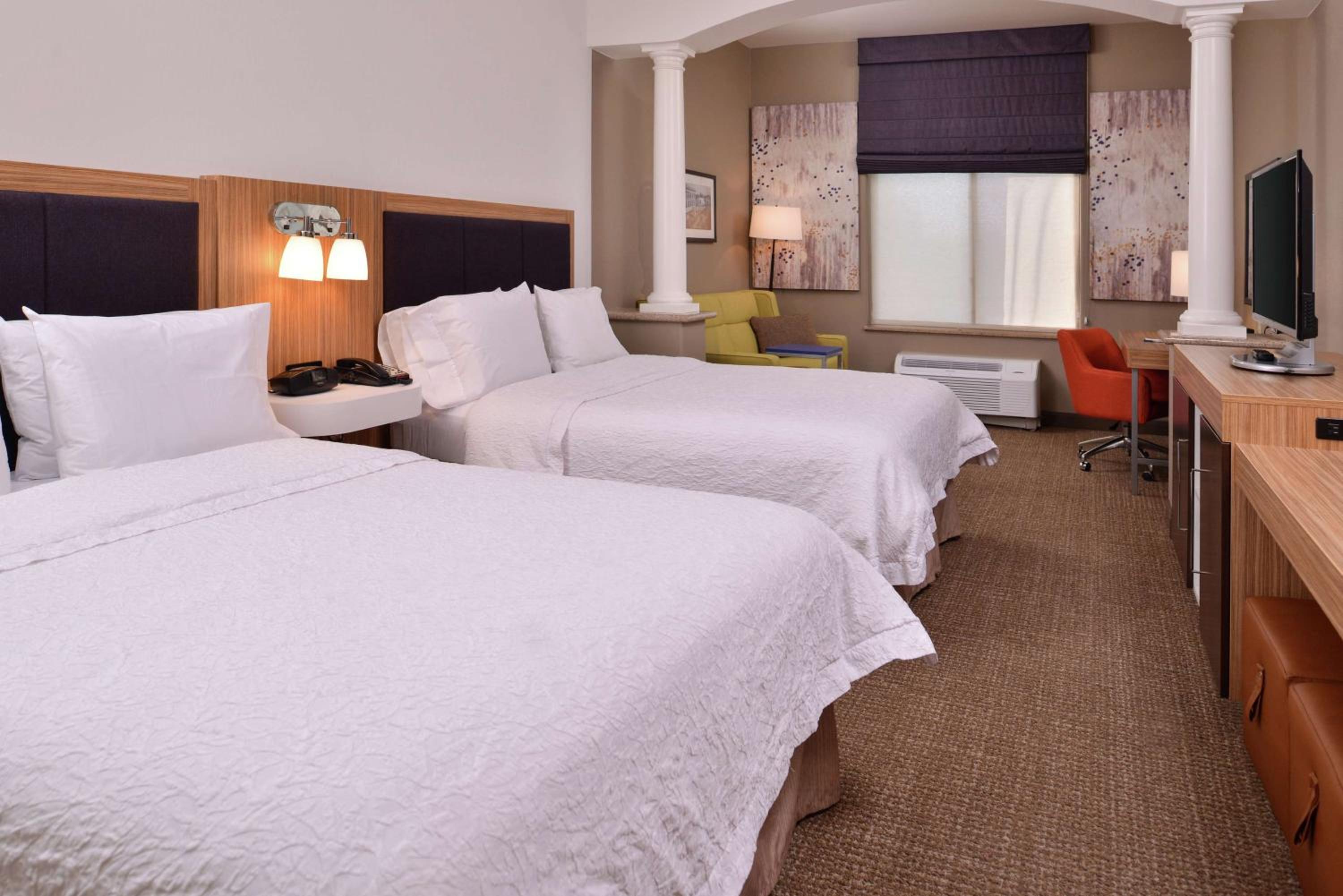 Queen Room with Two Queen Beds - Mobility Access/Non-Smoking - Photo 5