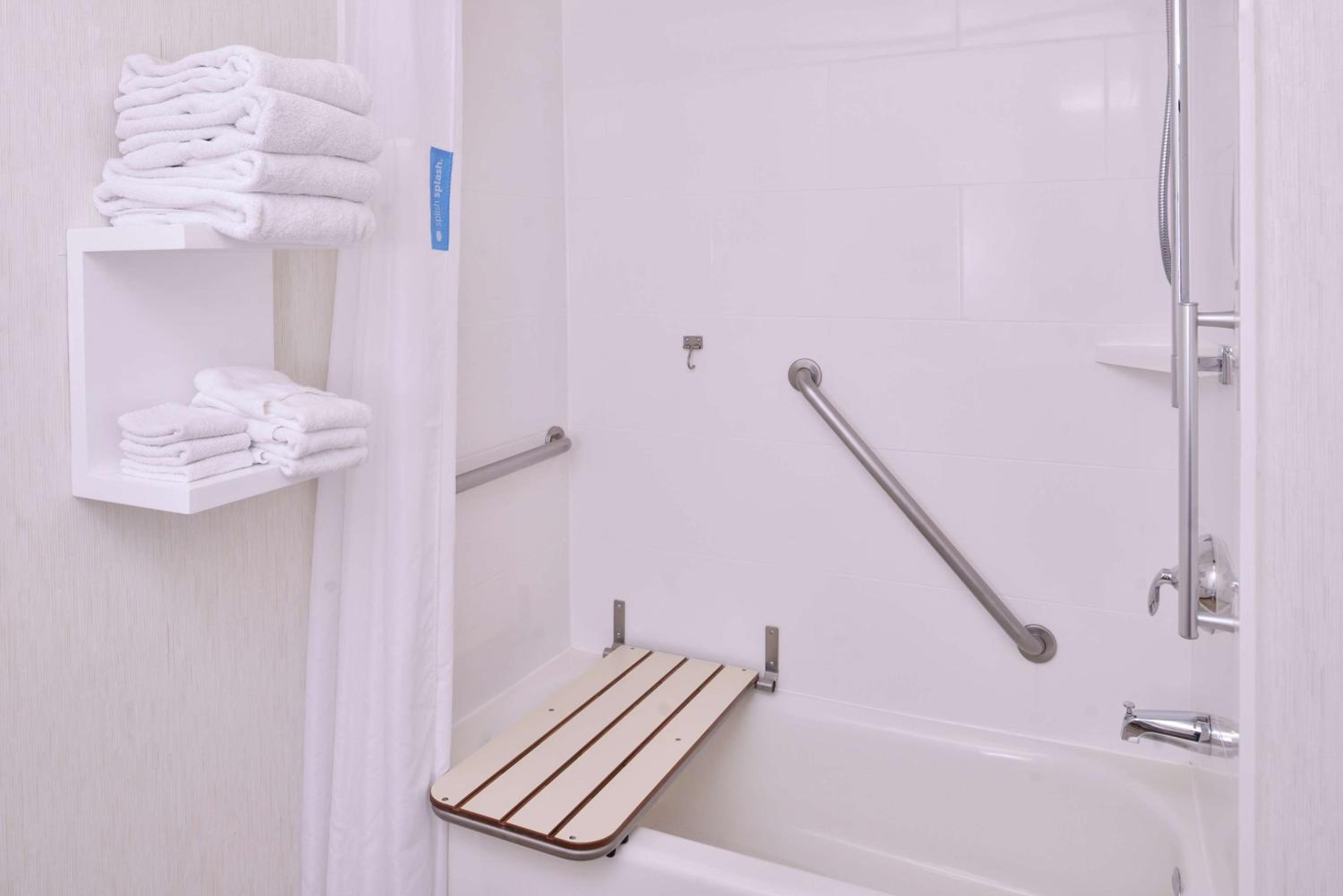 Queen Room with Two Queen Beds - Mobility Access/Non-Smoking - Photo 2