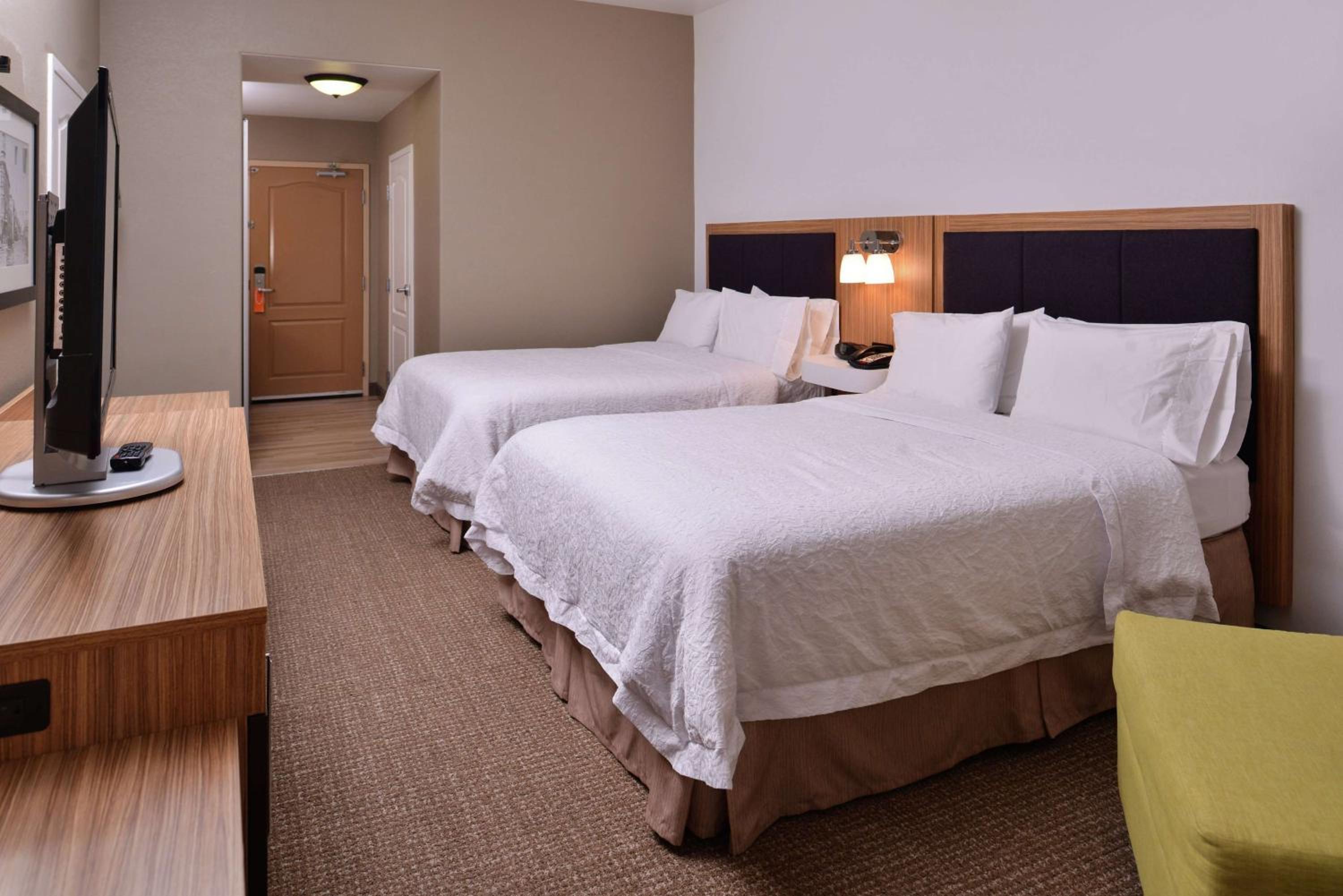 Room with Two Queen Beds - Non-Smoking - Photo 4
