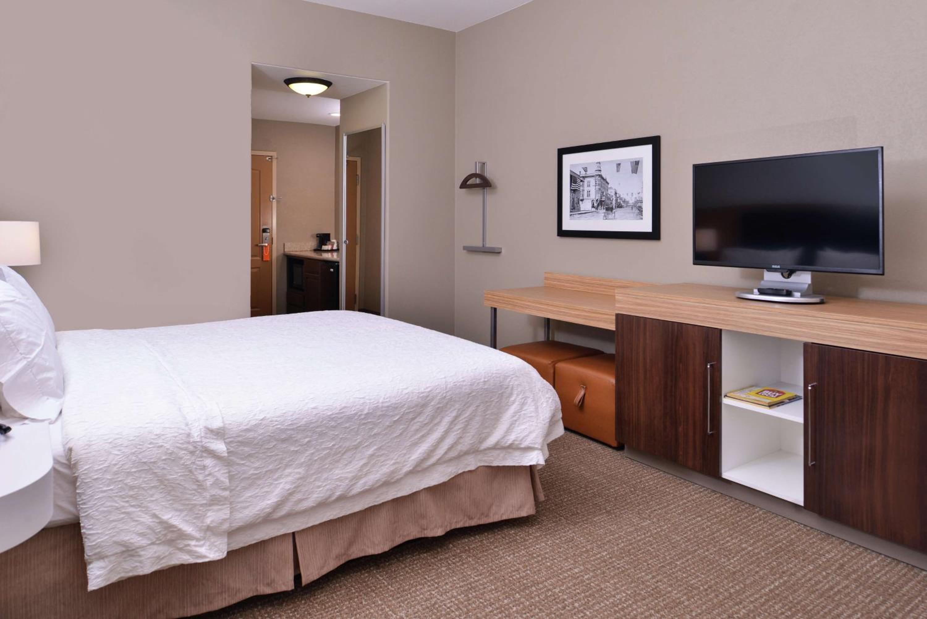 King Room with King Bed - Non-Smoking - Photo 4