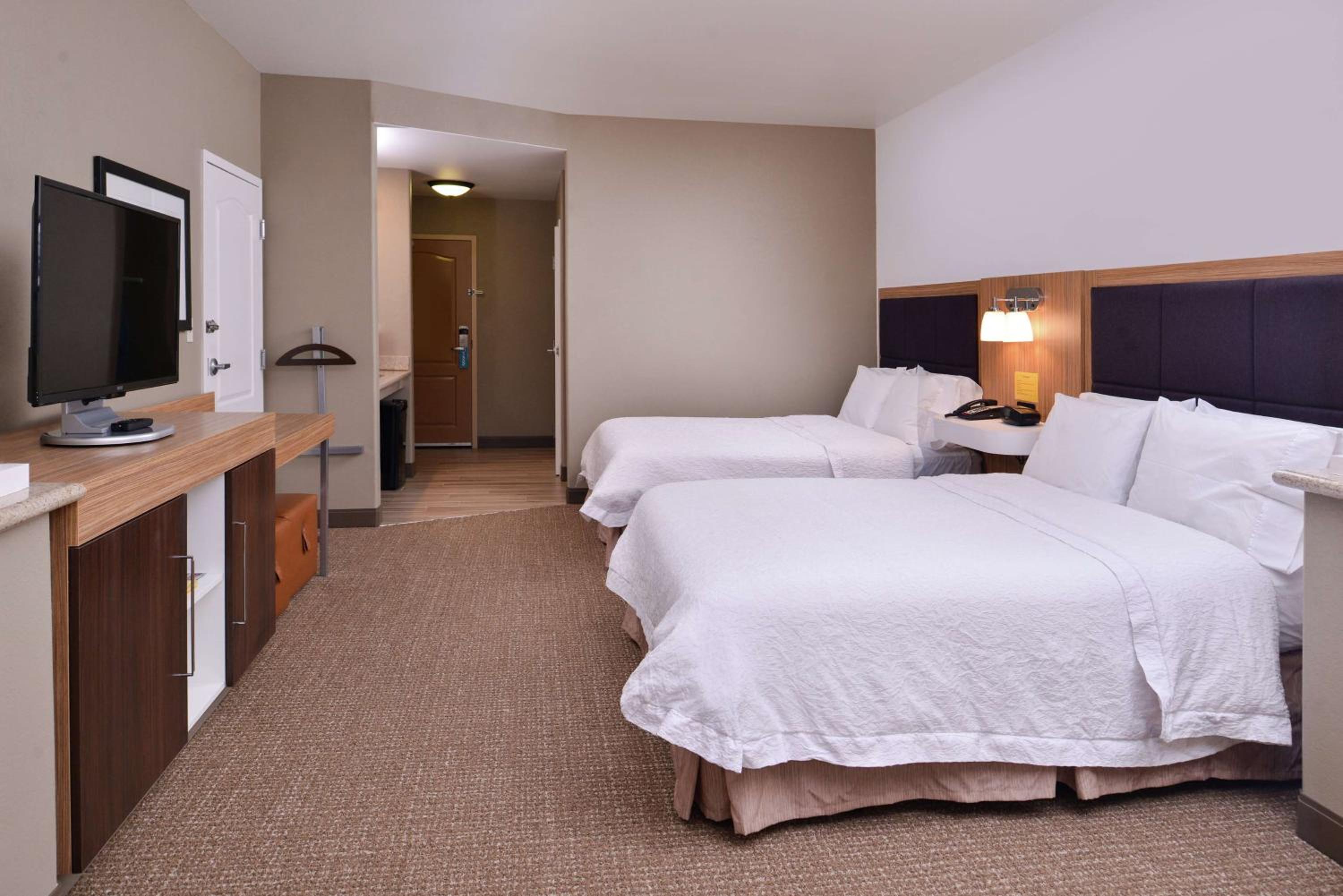 Queen Studio Suite with Two Queen Beds and Sofa Bed - Non-Smoking - Photo 2